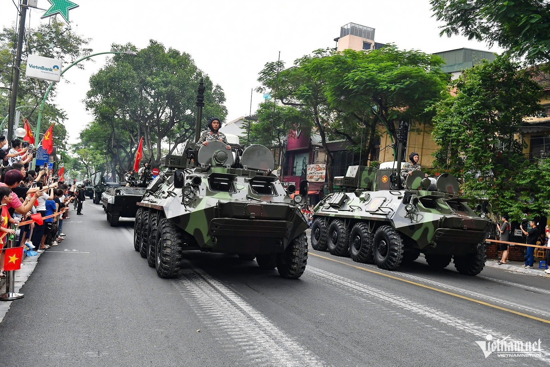 W-diễu binh.jpg