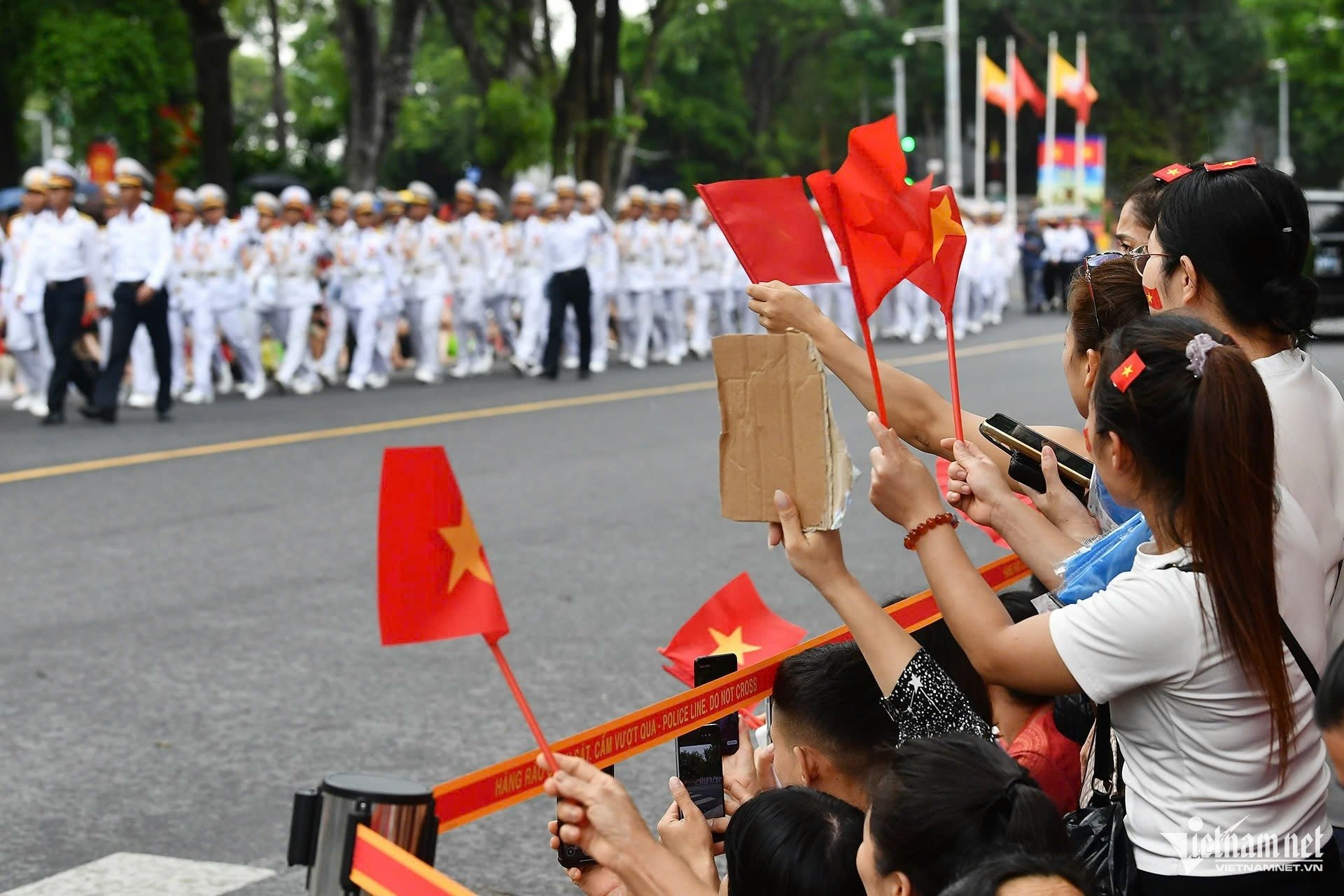 W-diễu binh.jpg