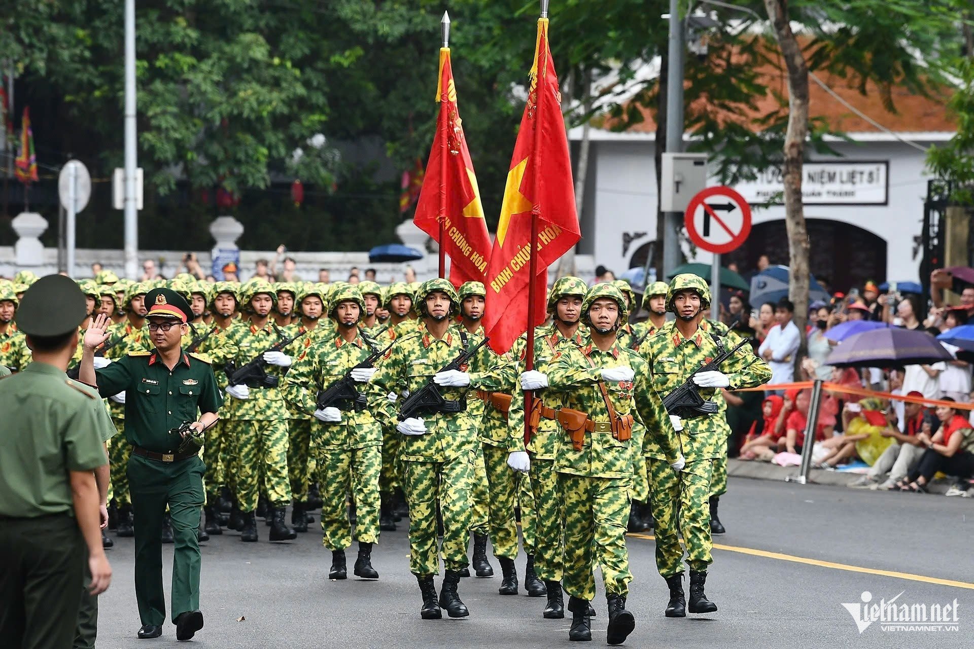 W-diễu binh.jpg