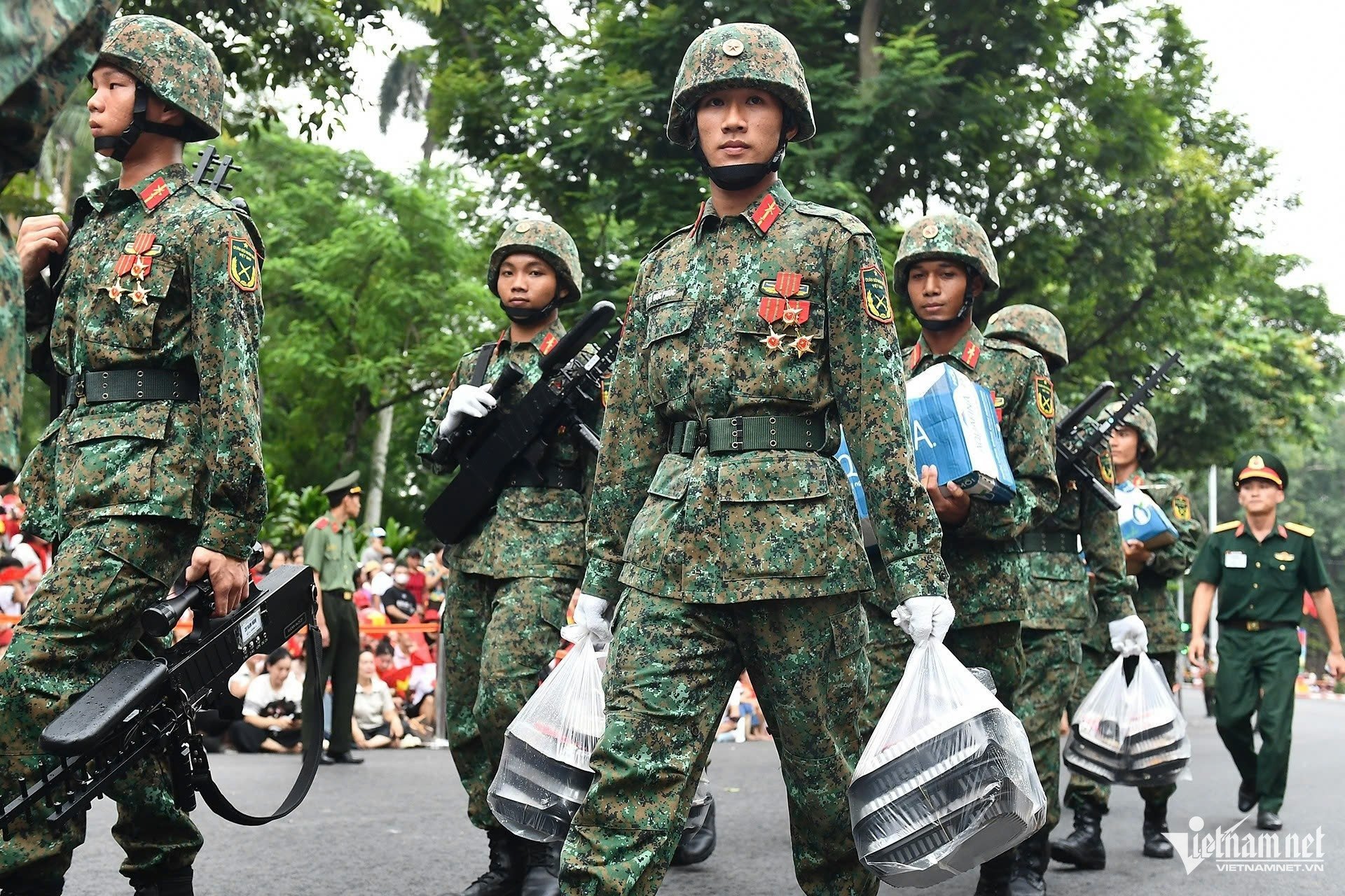 W-diễu binh.jpg