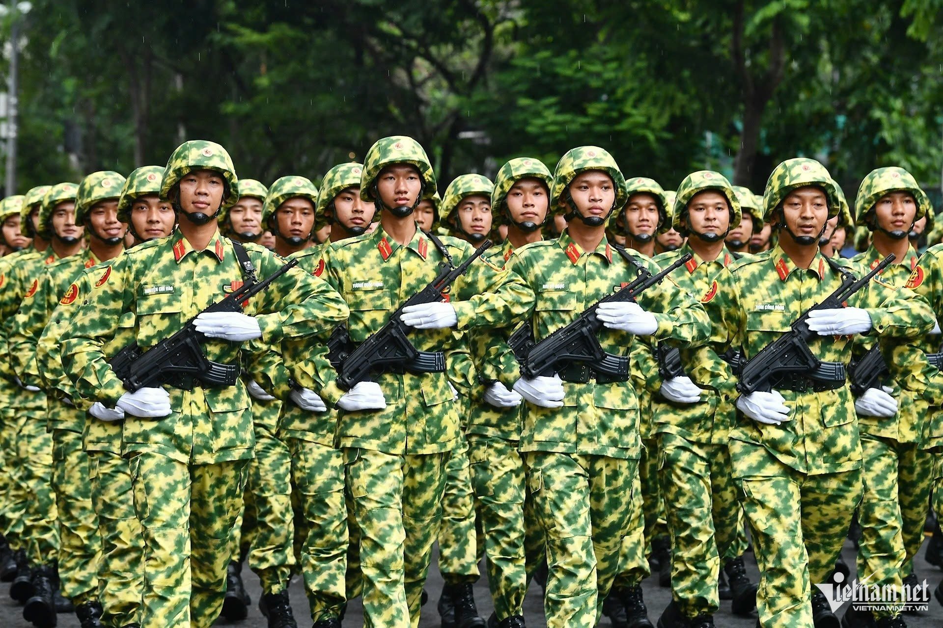 W-diễu binh.jpg