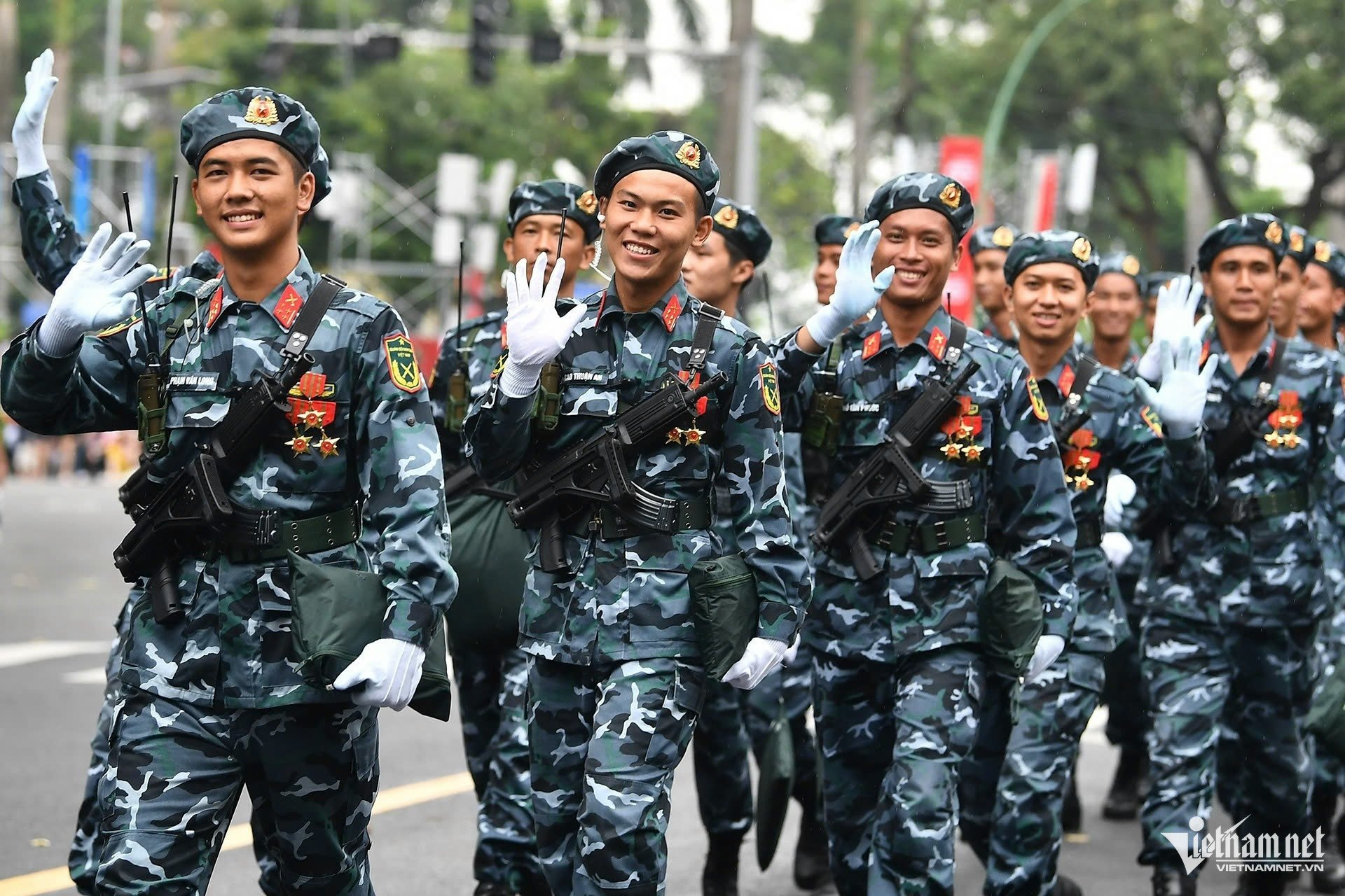 W-diễu binh.jpg