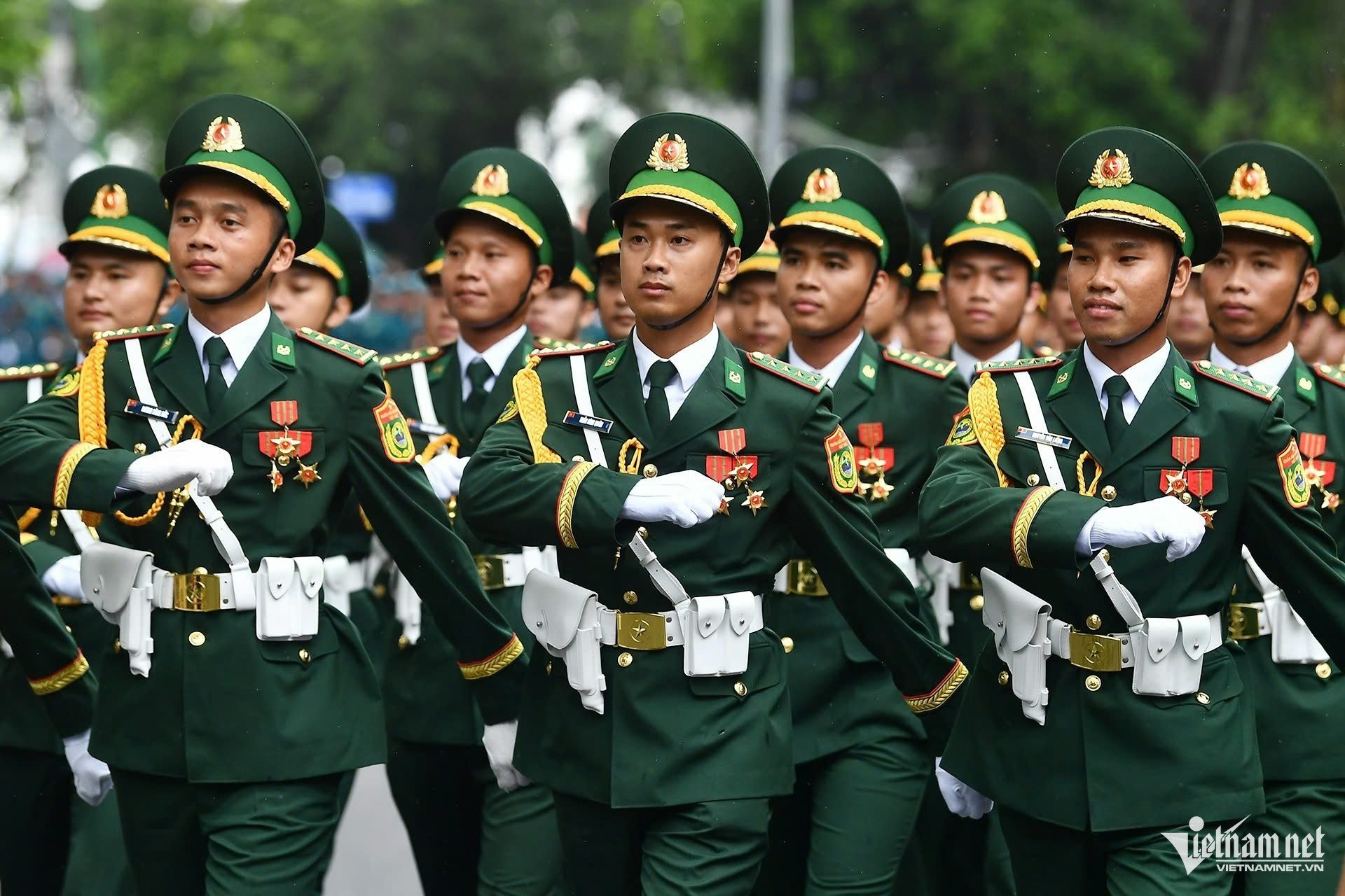 W-diễu binh.jpg
