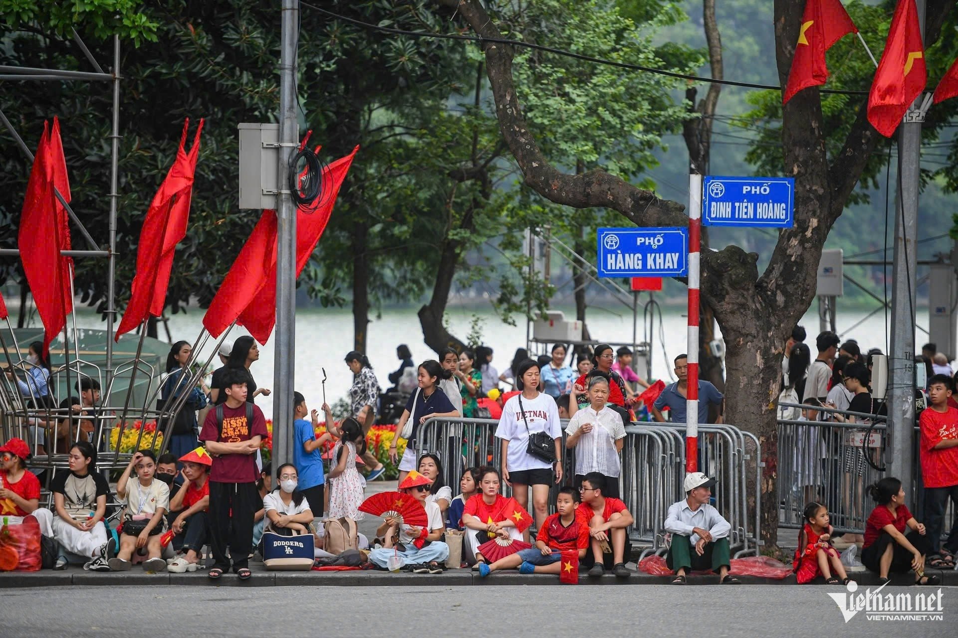 W-diễu binh.jpg