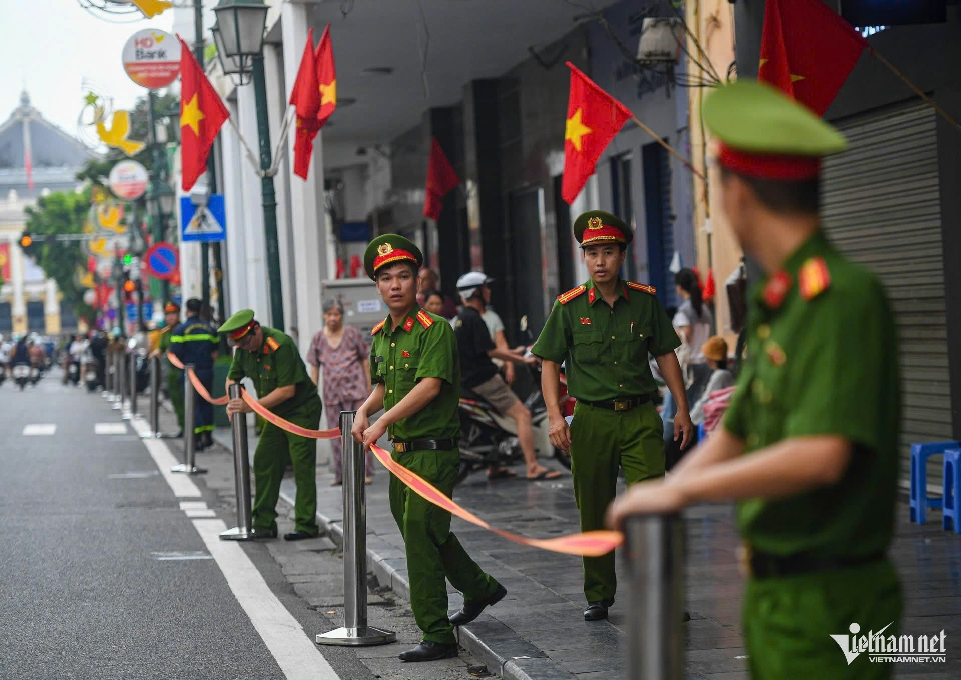 W-diễu binh.jpg