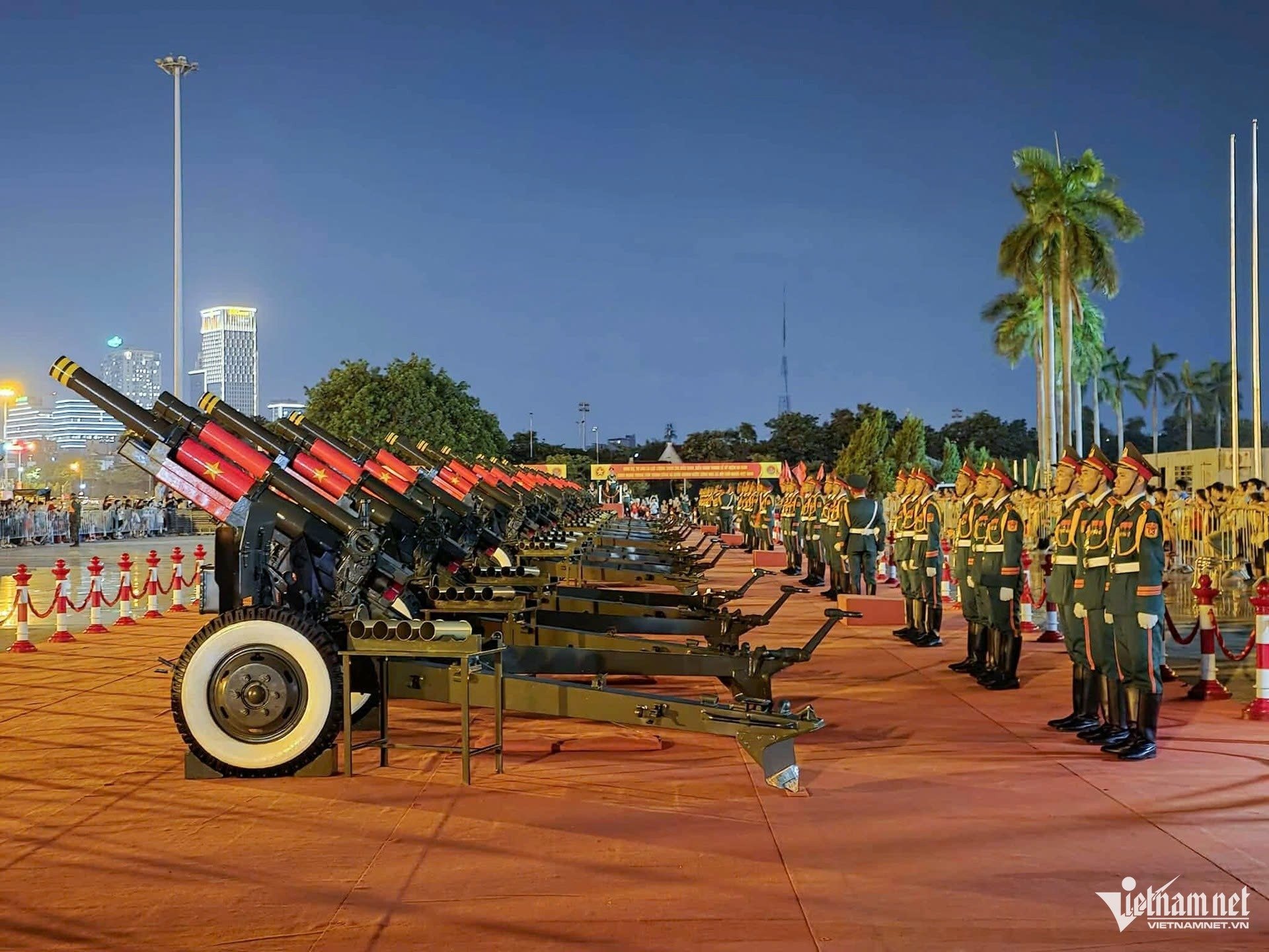 21-1755779727-dan-xe-tang-tien-ve-gan-quang-truong-ba-dinh.jpg