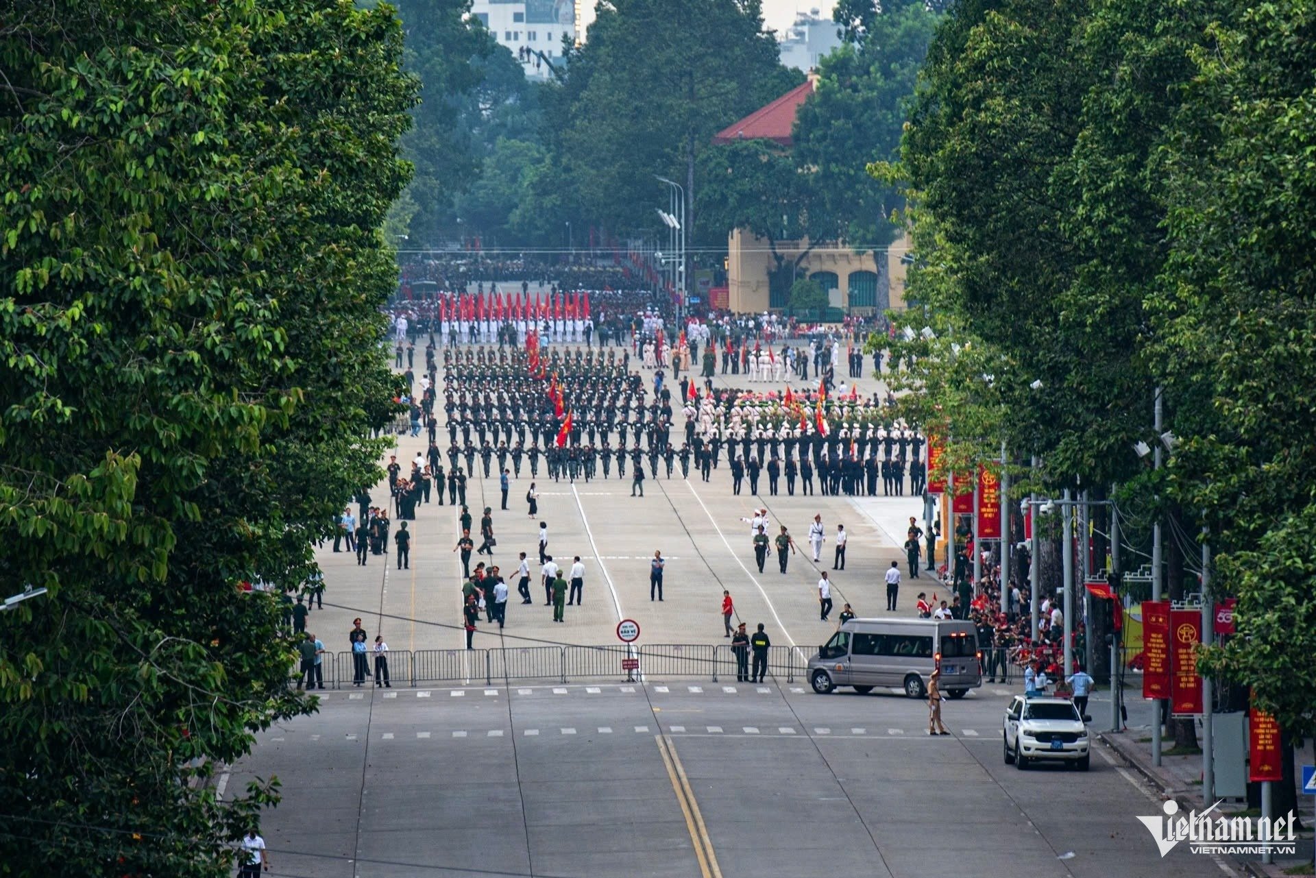 21-1755780068-dan-xe-tang-tien-ve-gan-quang-truong-ba-dinh.jpg