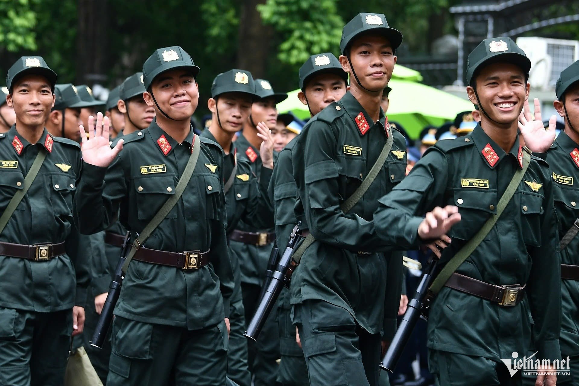 21-1755780243-dan-xe-tang-tien-ve-gan-quang-truong-ba-dinh.jpg