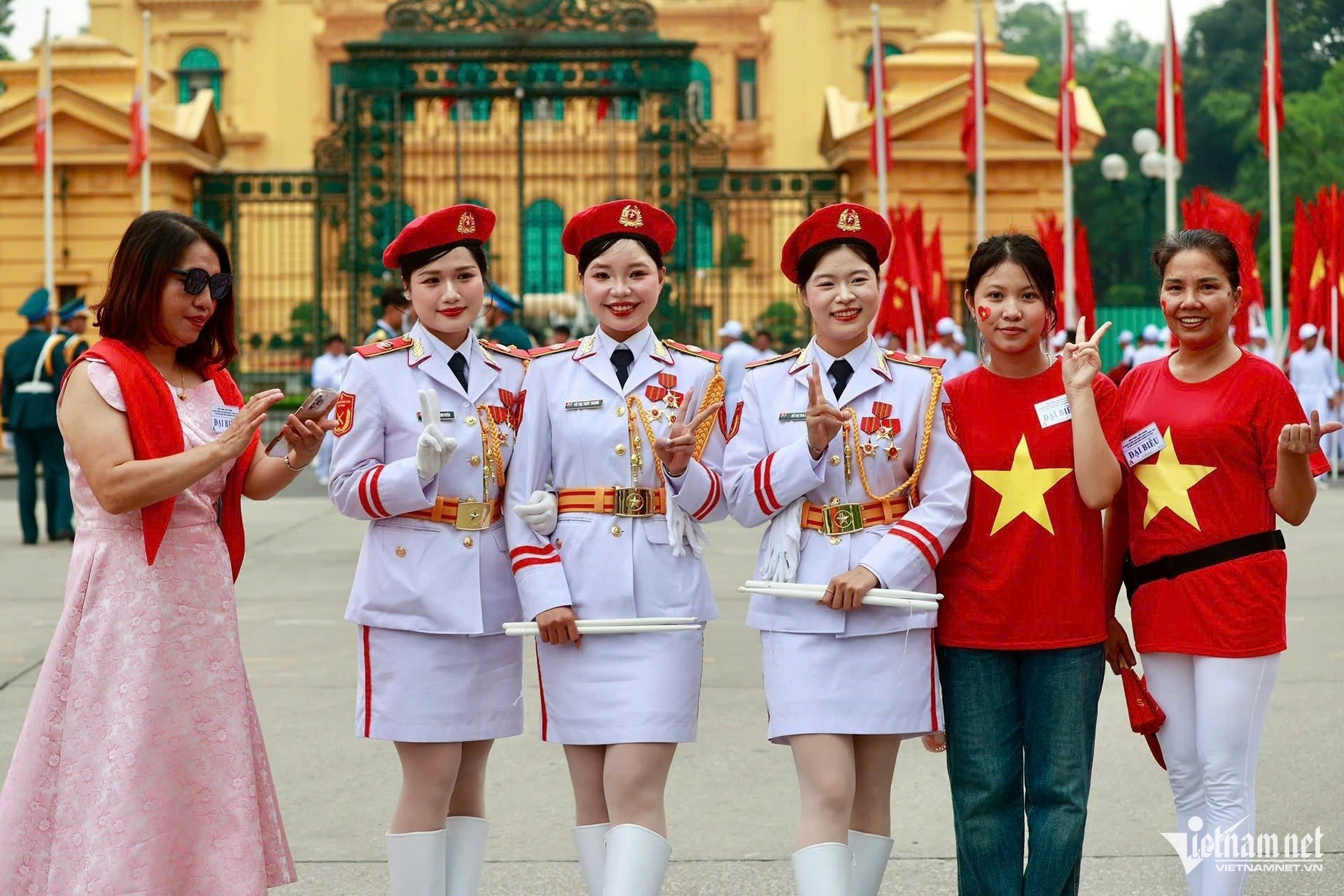 21-1755780243-dan-xe-tang-tien-ve-gan-quang-truong-ba-dinh.jpg