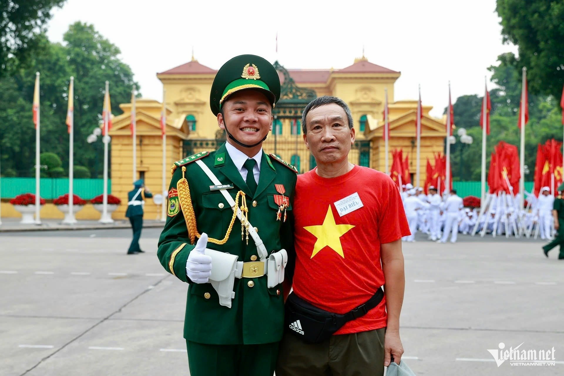 21-1755780243-dan-xe-tang-tien-ve-gan-quang-truong-ba-dinh.jpg