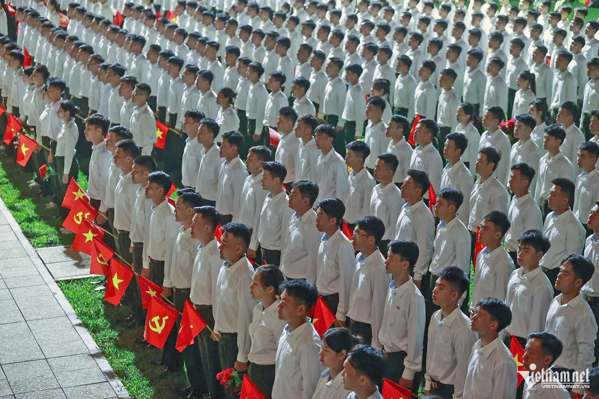21-1755784403-dan-xe-tang-tien-ve-gan-quang-truong-ba-dinh.jpg