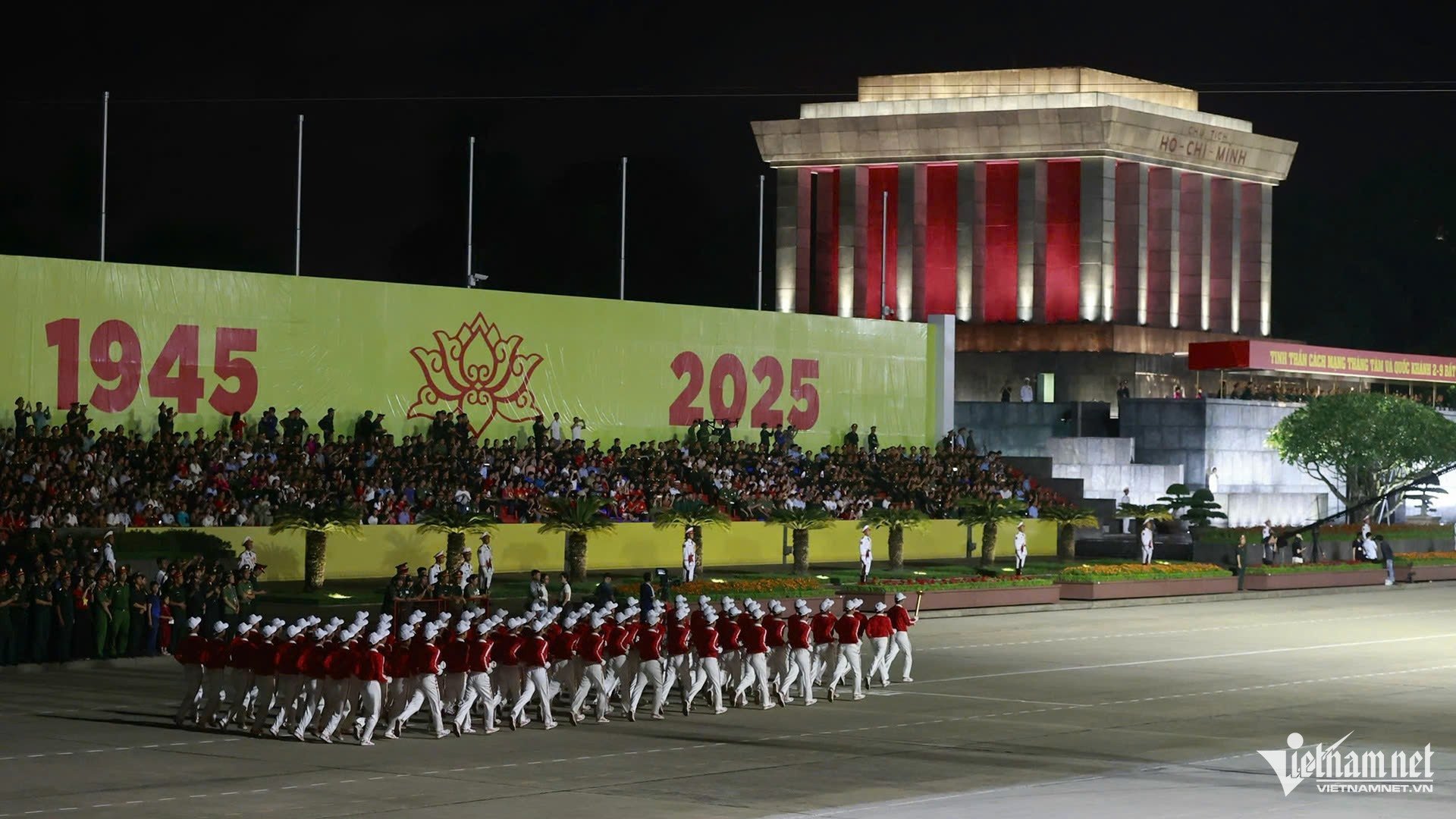 21-1755784403-dan-xe-tang-tien-ve-gan-quang-truong-ba-dinh.jpg