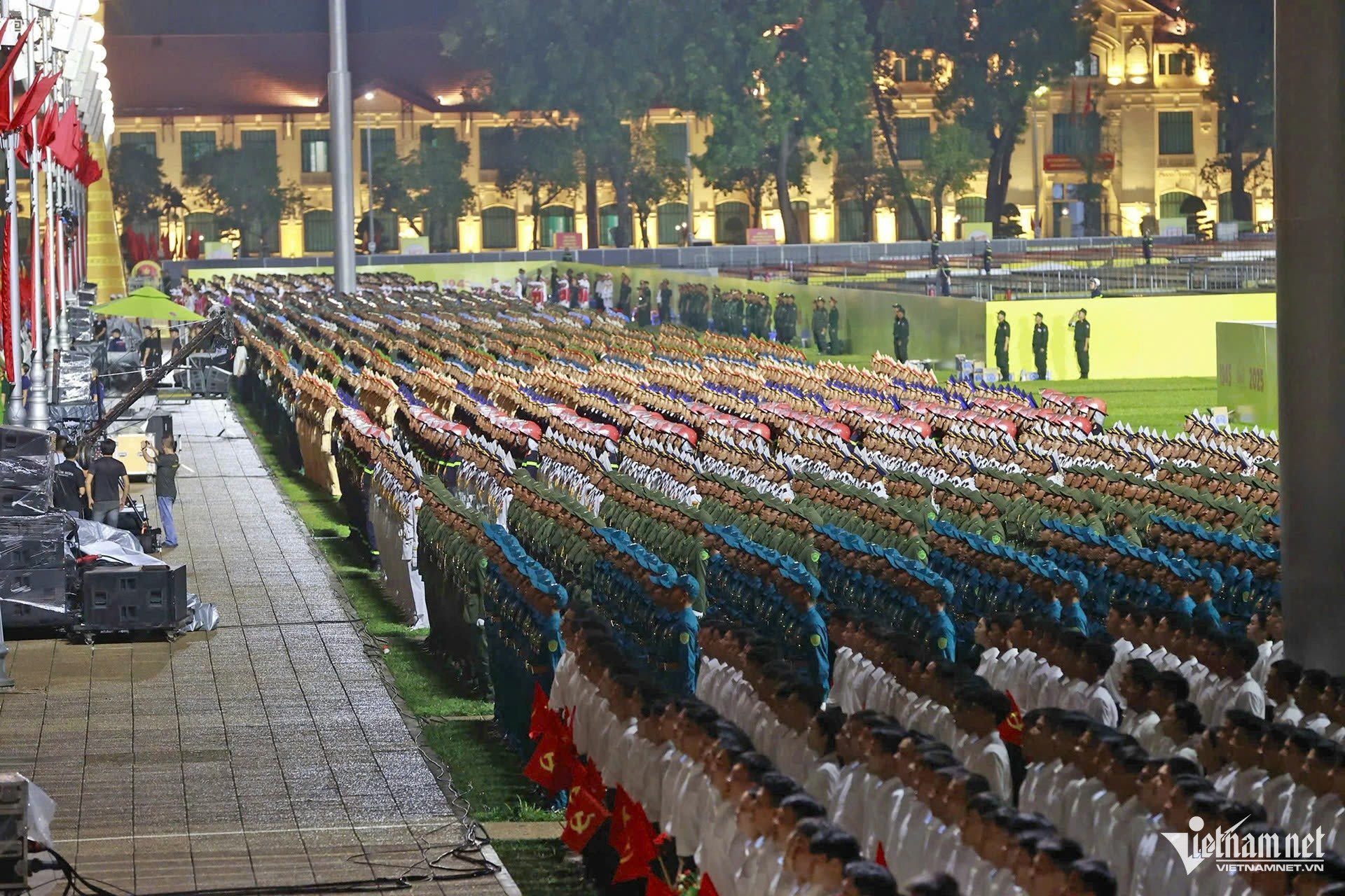 21-1755784403-dan-xe-tang-tien-ve-gan-quang-truong-ba-dinh.jpg