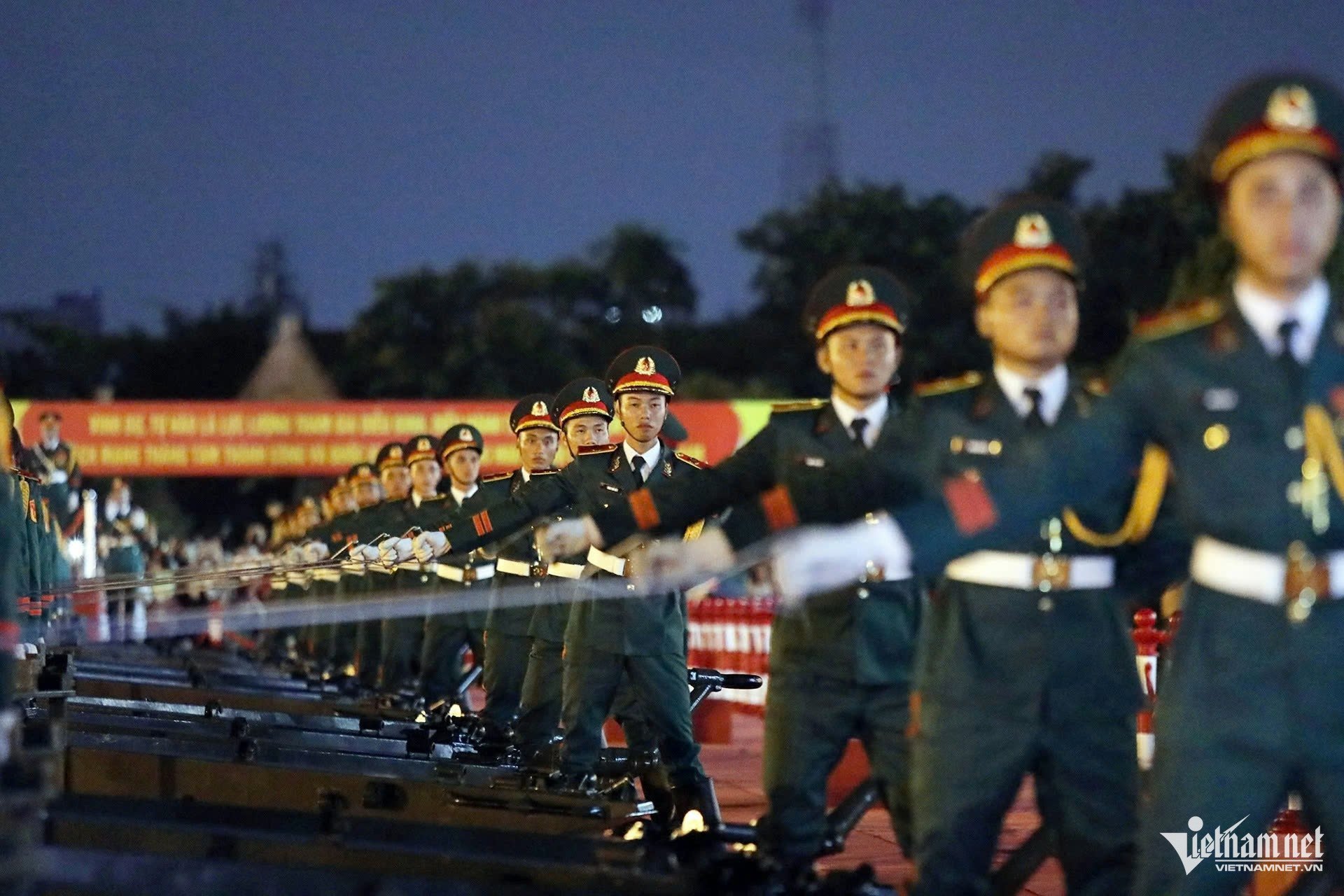 21-1755784403-dan-xe-tang-tien-ve-gan-quang-truong-ba-dinh.jpg
