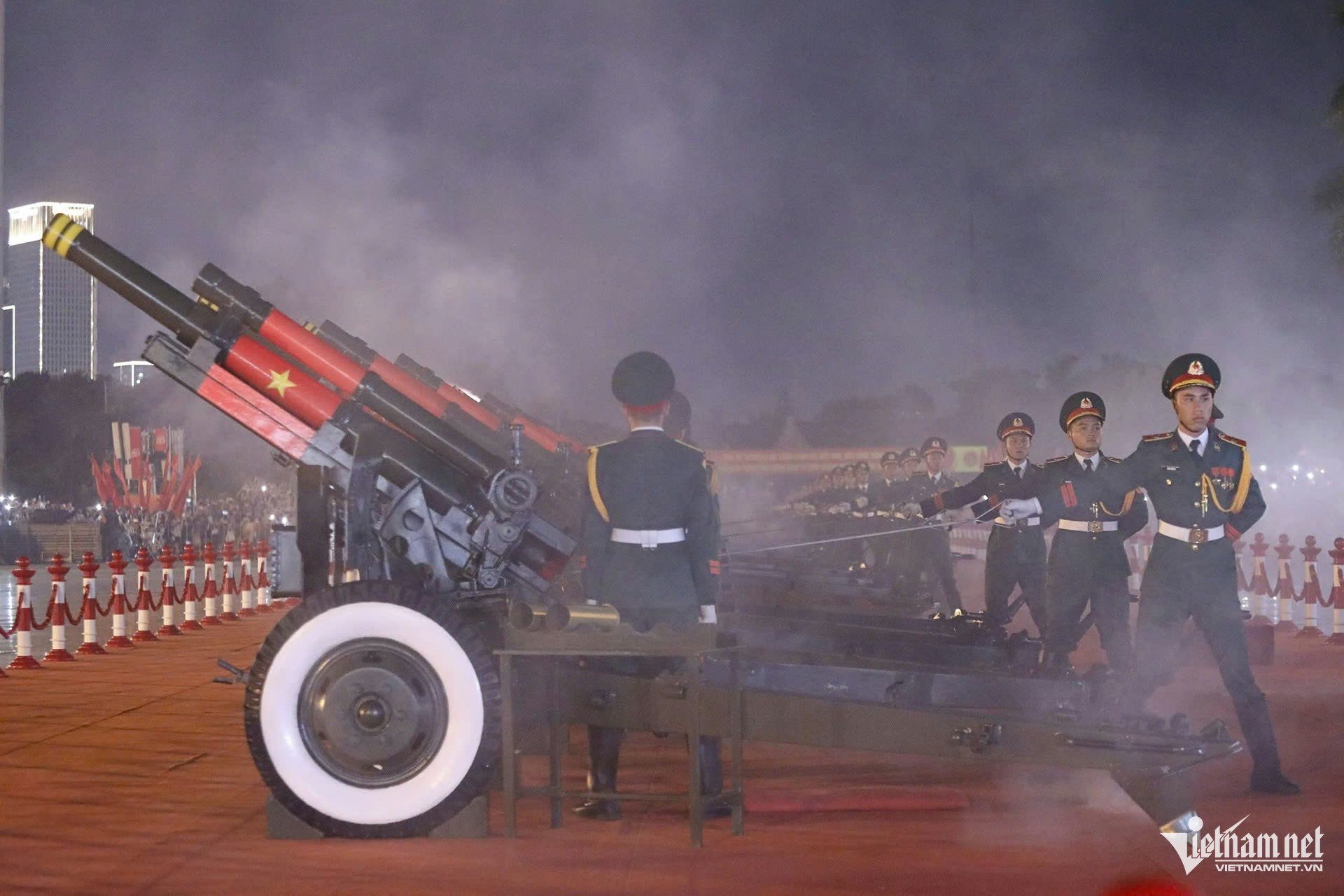 21-1755784403-dan-xe-tang-tien-ve-gan-quang-truong-ba-dinh.jpg