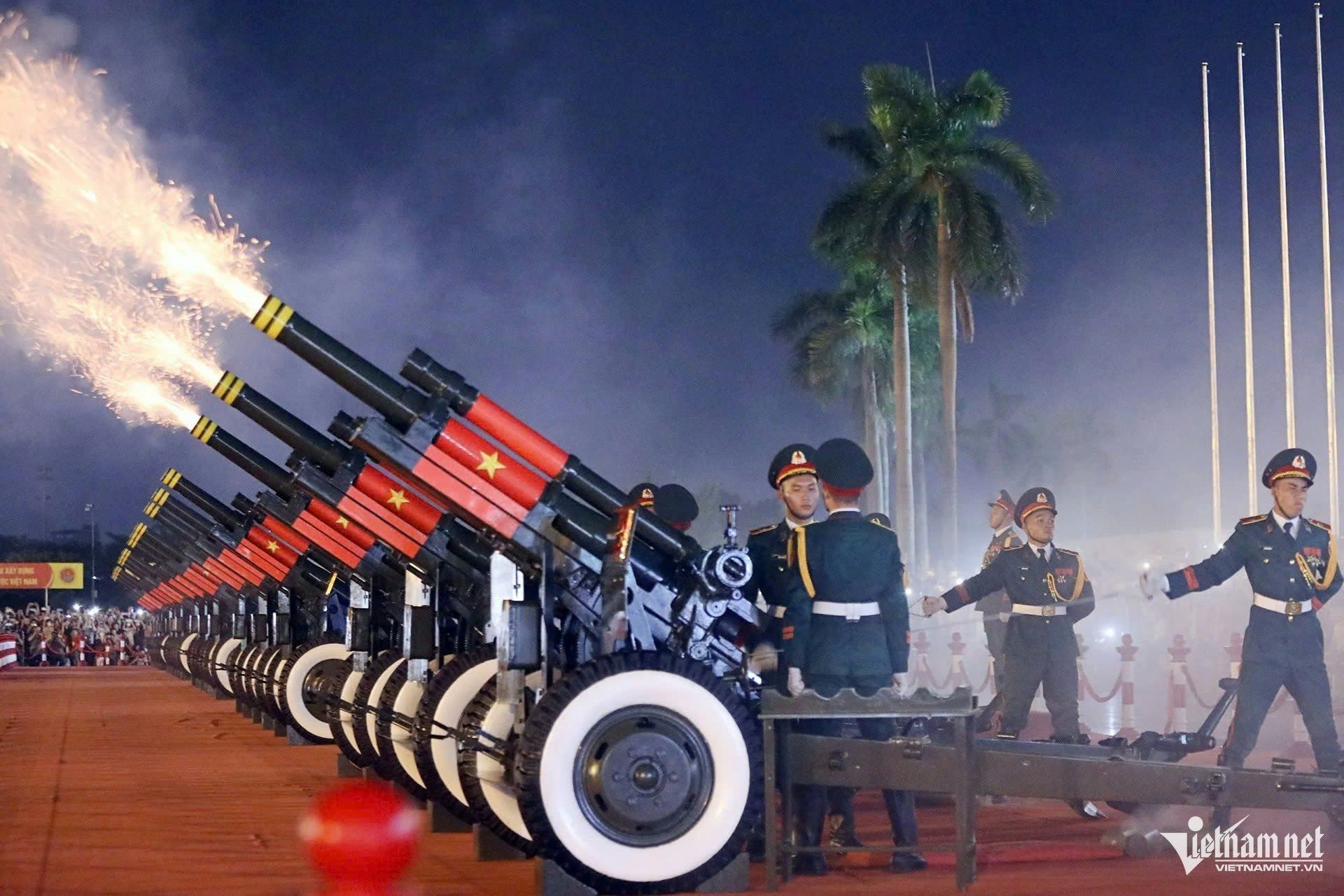 21-1755784403-dan-xe-tang-tien-ve-gan-quang-truong-ba-dinh.jpg