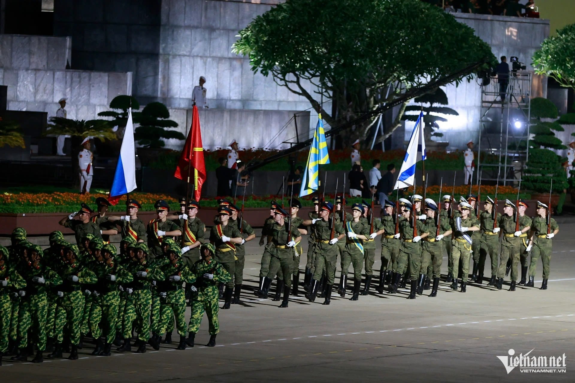 21-1755786226-dan-xe-tang-tien-ve-gan-quang-truong-ba-dinh.jpg