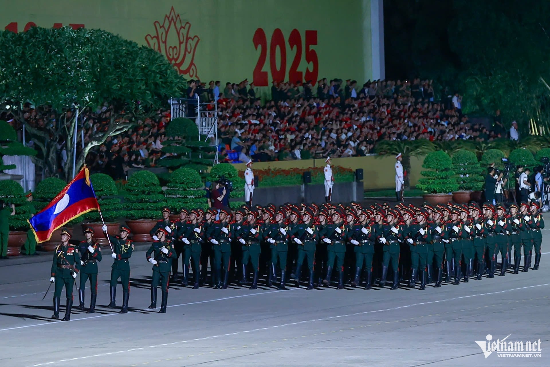 21-1755786226-dan-xe-tang-tien-ve-gan-quang-truong-ba-dinh.jpg