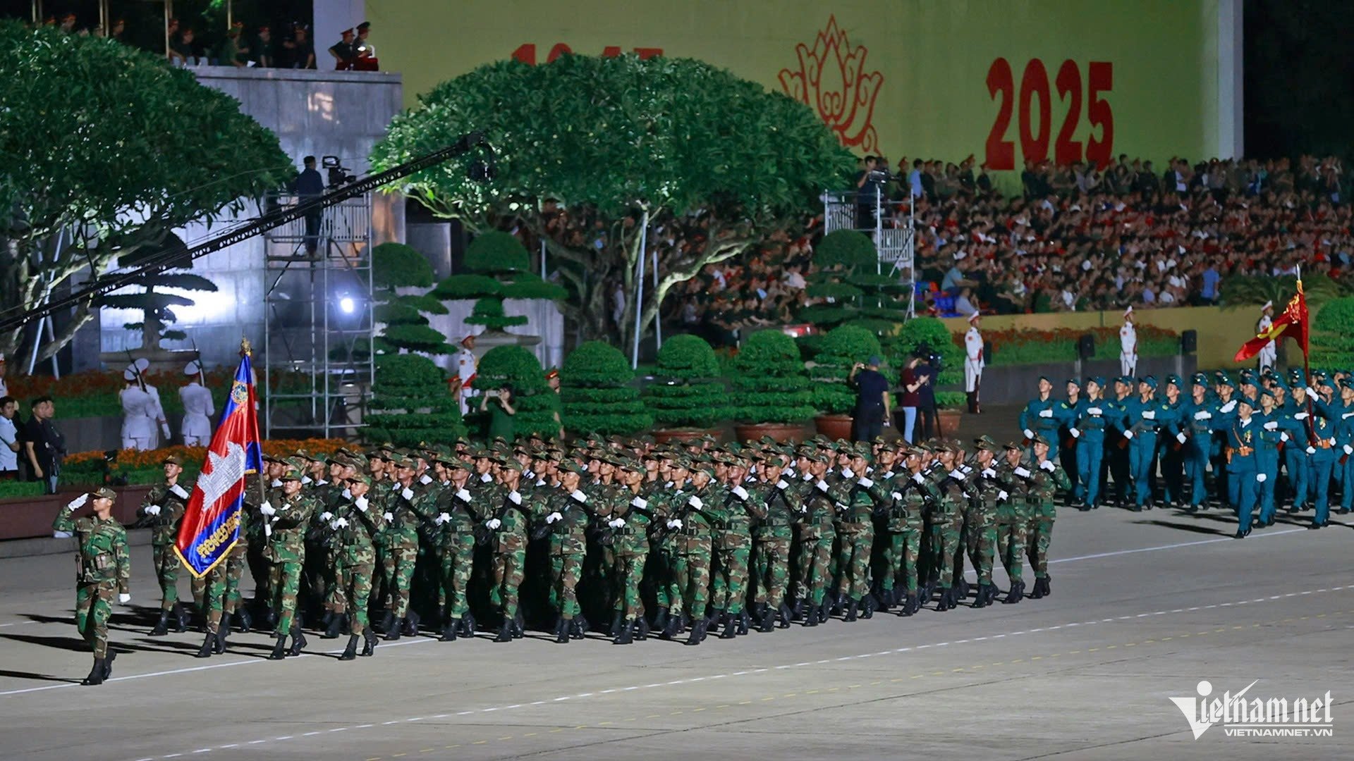 21-1755786226-dan-xe-tang-tien-ve-gan-quang-truong-ba-dinh.jpg
