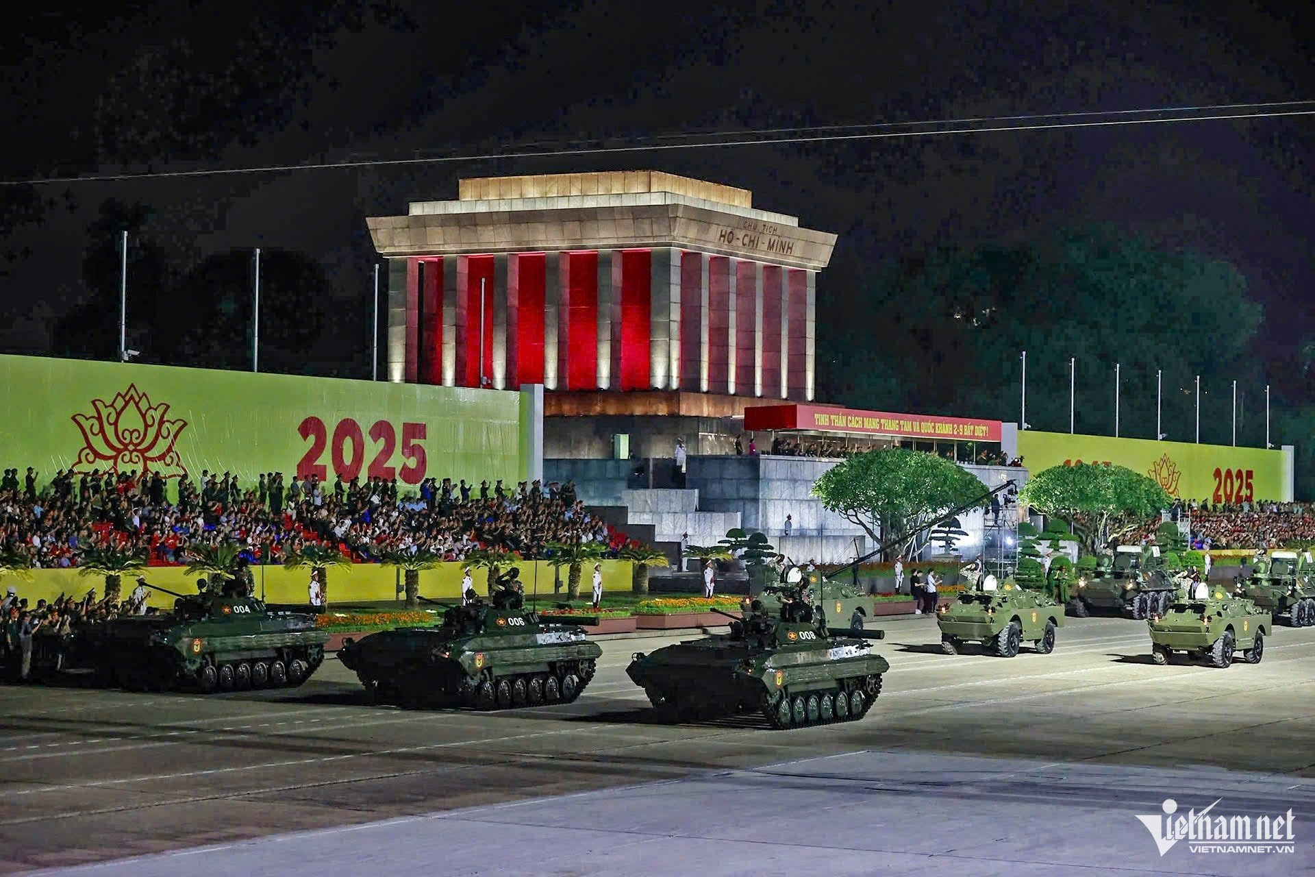 21-1755788562-dan-xe-tang-tien-ve-gan-quang-truong-ba-dinh.jpg