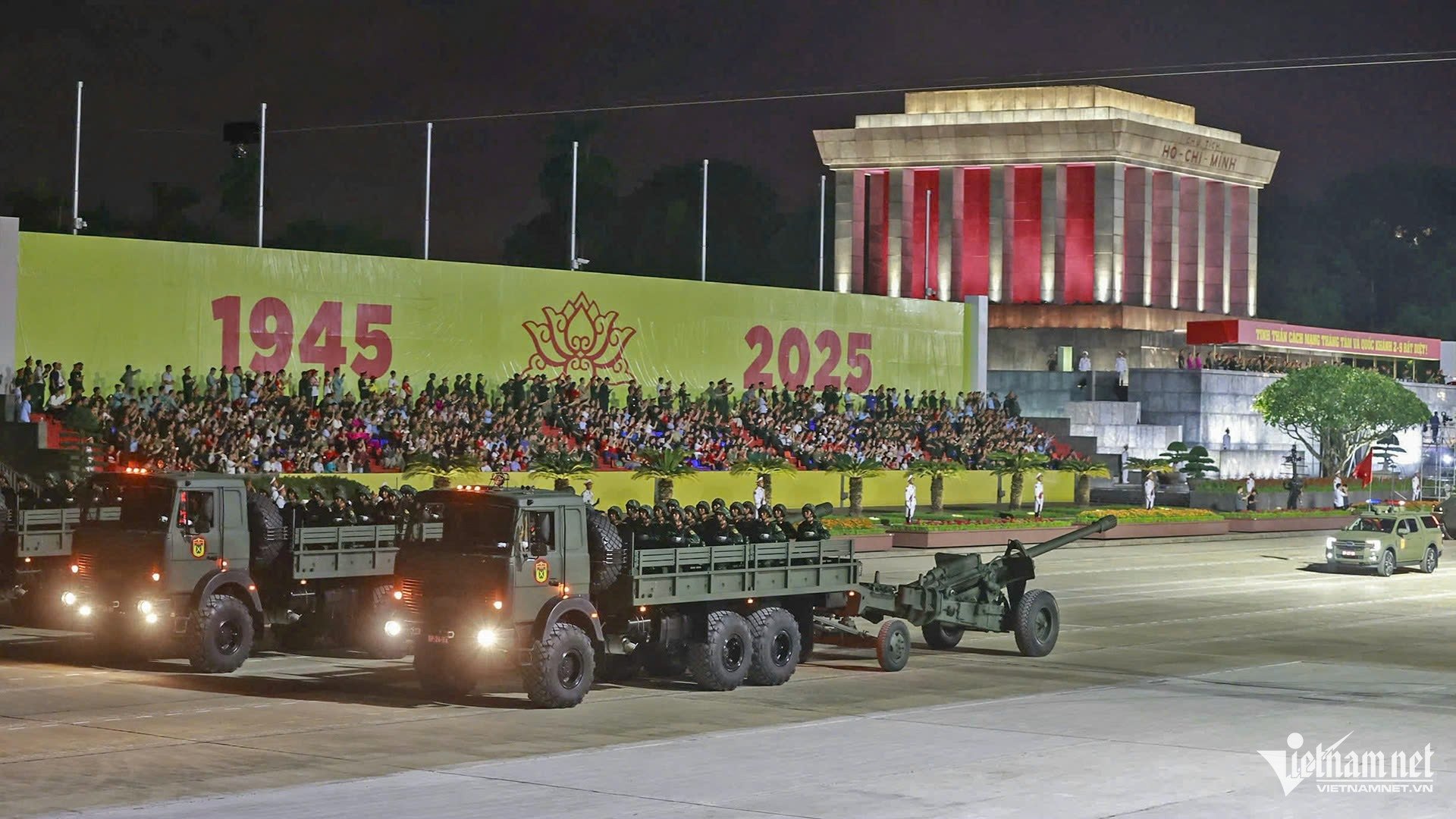 21-1755788562-dan-xe-tang-tien-ve-gan-quang-truong-ba-dinh.jpg