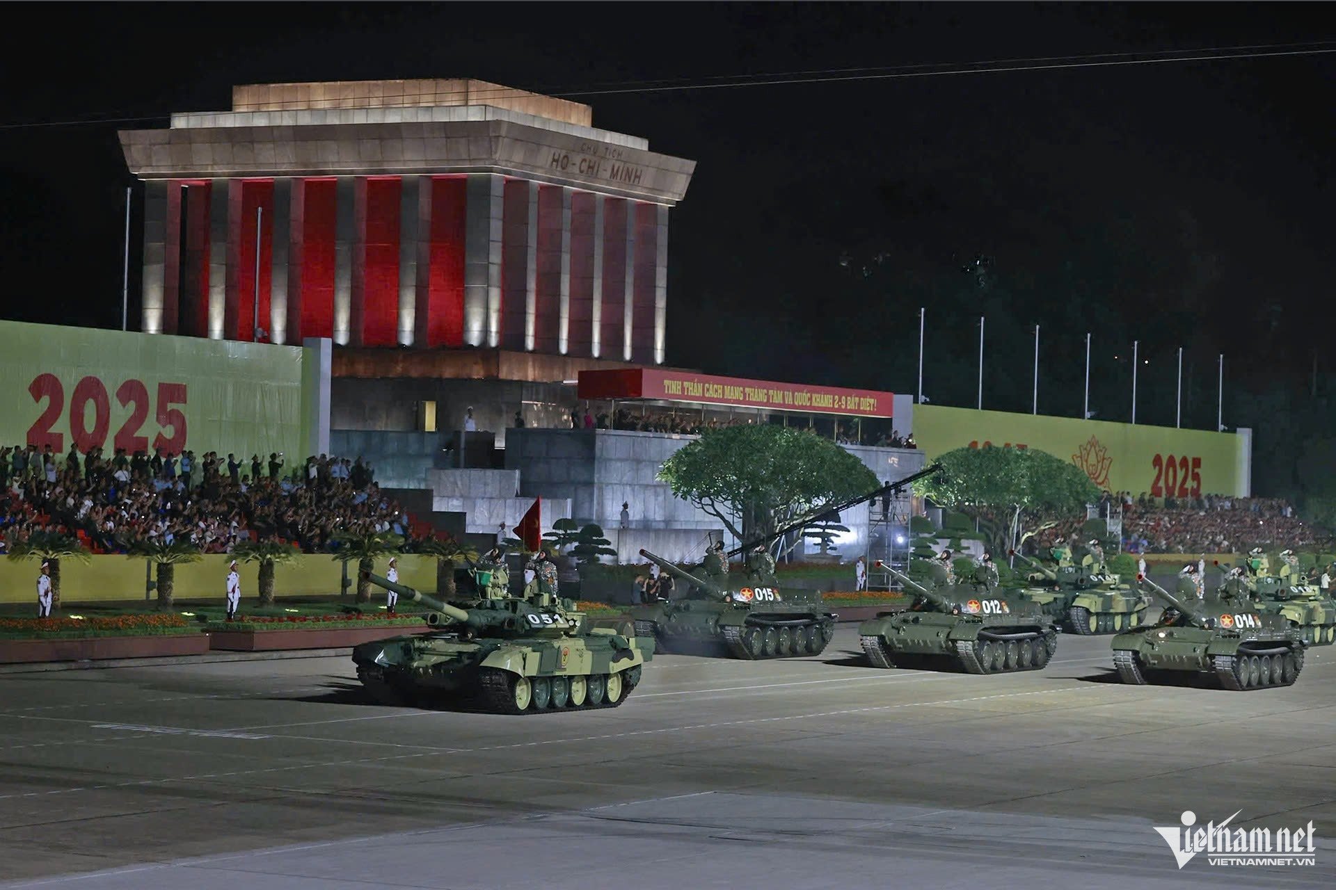 21-1755788562-dan-xe-tang-tien-ve-gan-quang-truong-ba-dinh.jpg