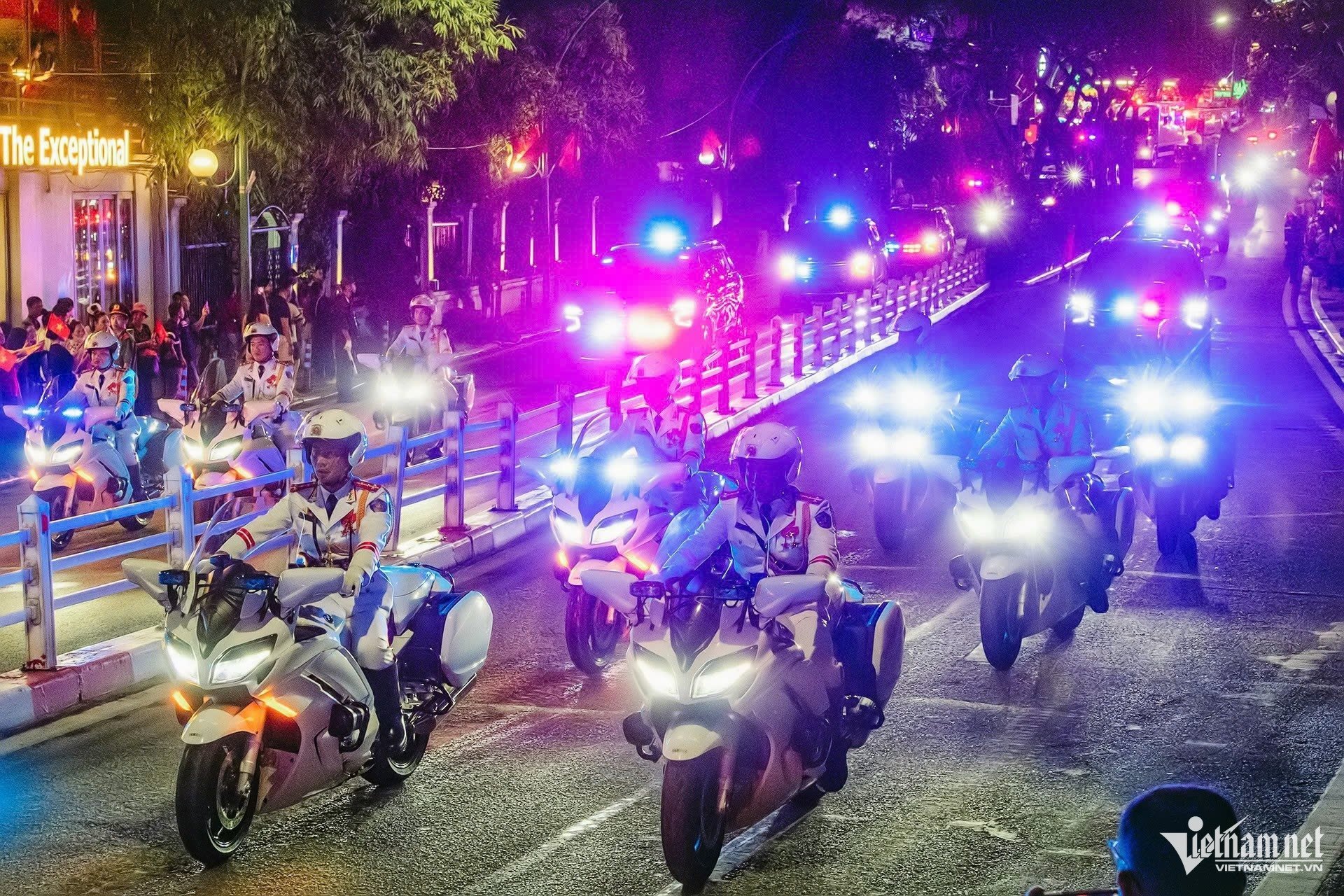 21-1755788562-dan-xe-tang-tien-ve-gan-quang-truong-ba-dinh.jpg