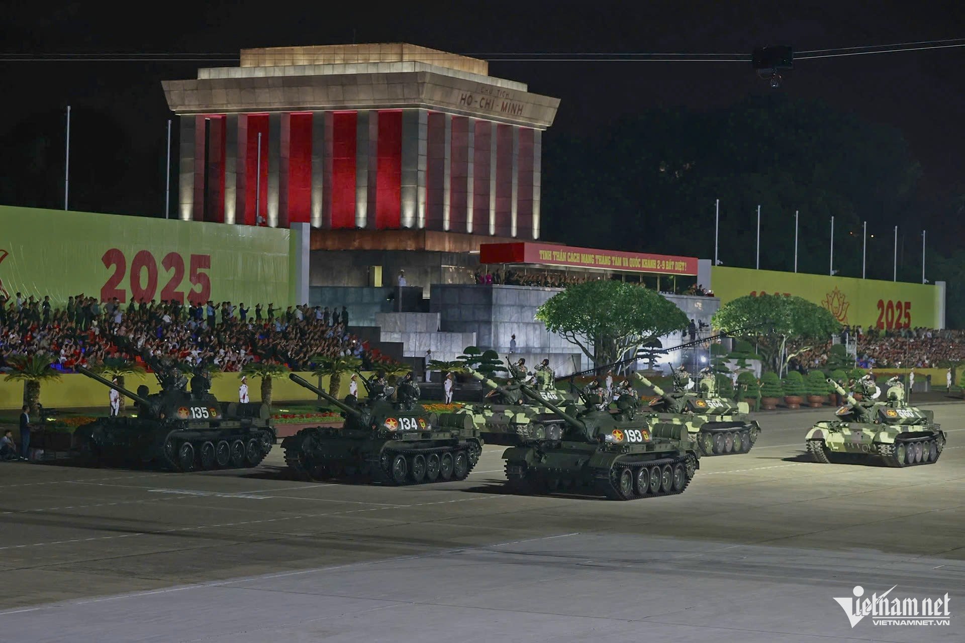 21-1755788562-dan-xe-tang-tien-ve-gan-quang-truong-ba-dinh.jpg