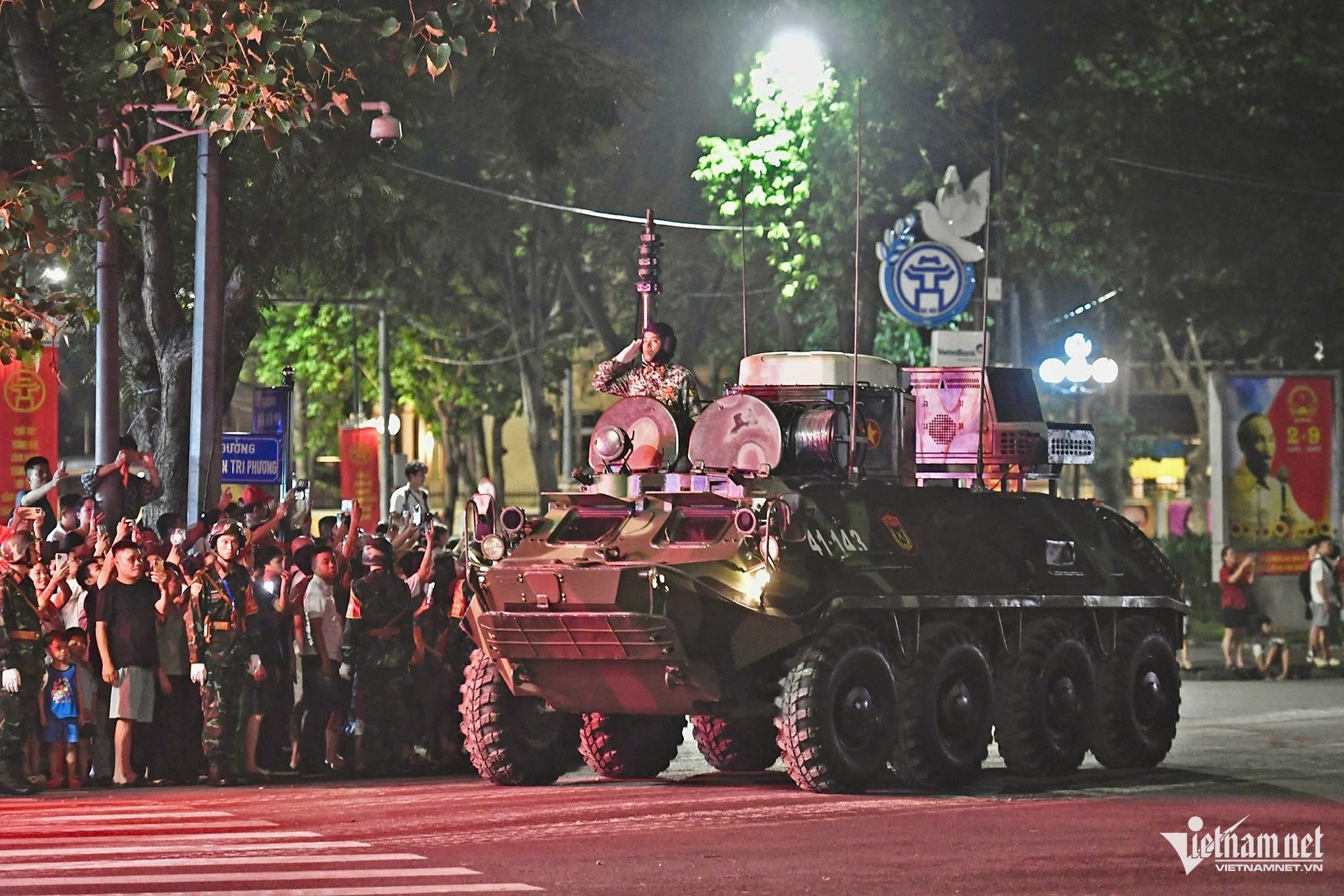 21-1755789562-dan-xe-tang-tien-ve-gan-quang-truong-ba-dinh.jpg