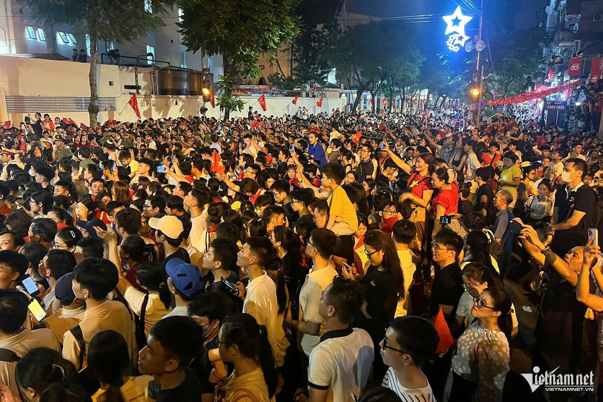 21-1755789562-dan-xe-tang-tien-ve-gan-quang-truong-ba-dinh.jpg