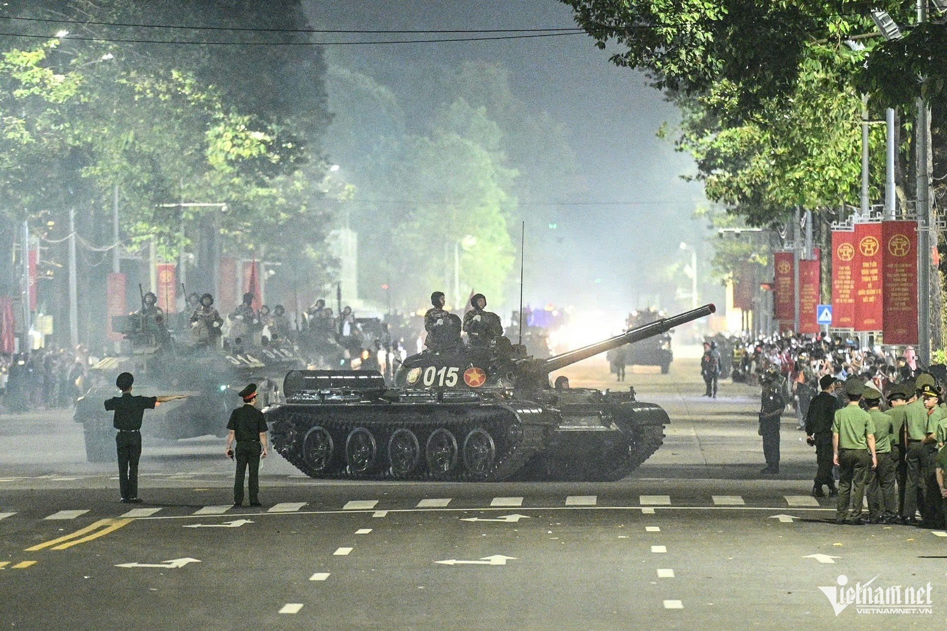 21-1755789562-dan-xe-tang-tien-ve-gan-quang-truong-ba-dinh.jpg