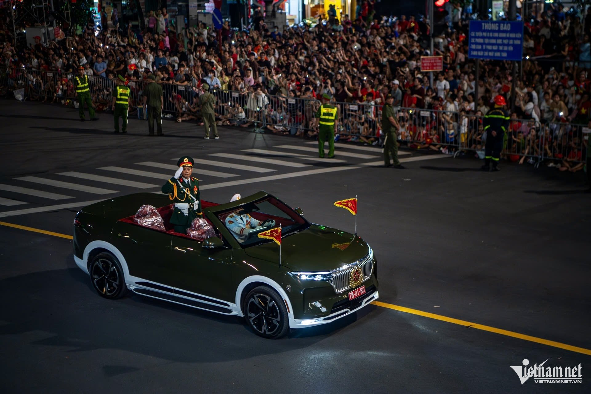 21-1755789679-dan-xe-tang-tien-ve-gan-quang-truong-ba-dinh.jpg