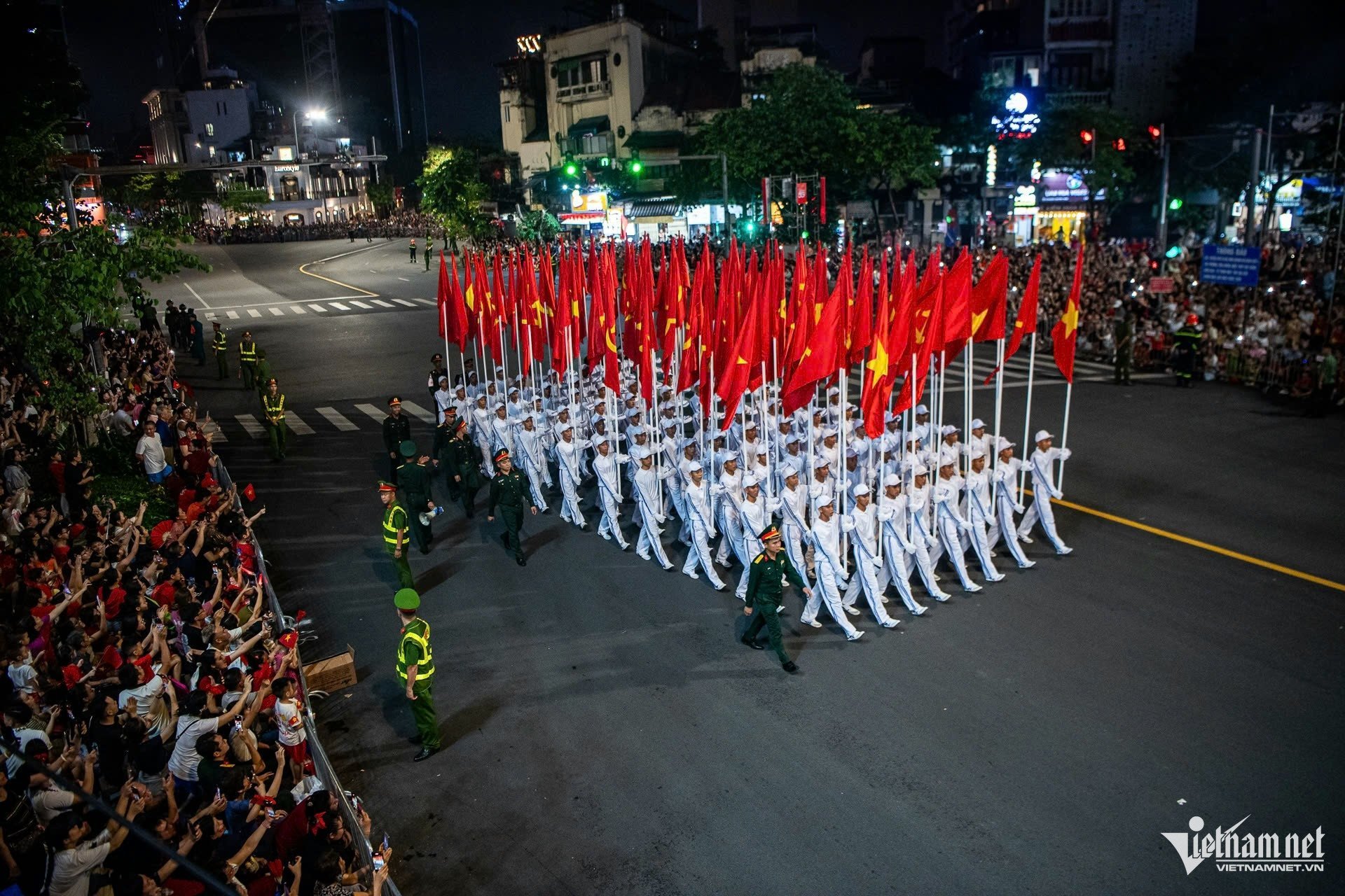 21-1755789679-dan-xe-tang-tien-ve-gan-quang-truong-ba-dinh.jpg