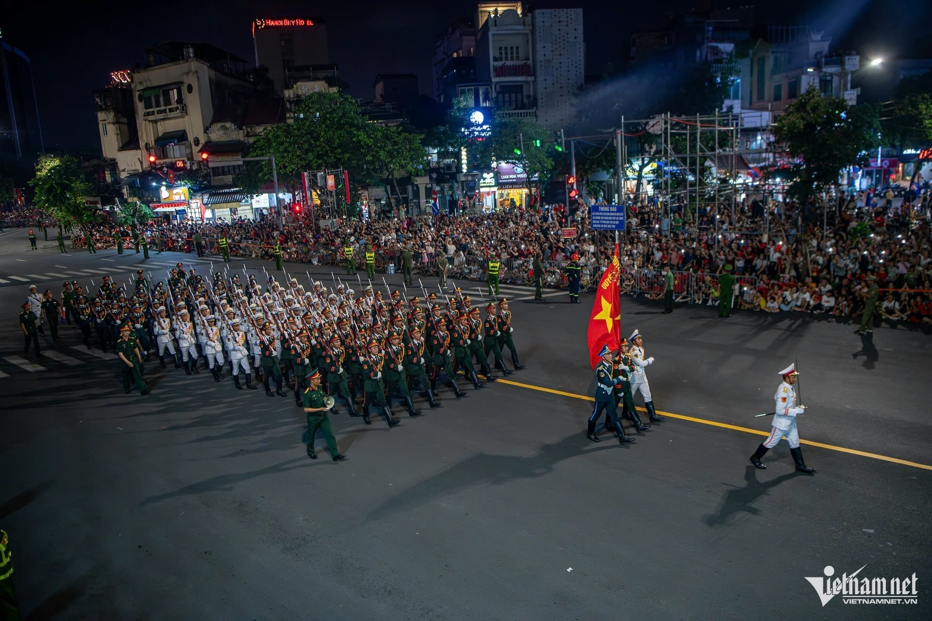 21-1755789679-dan-xe-tang-tien-ve-gan-quang-truong-ba-dinh.jpg
