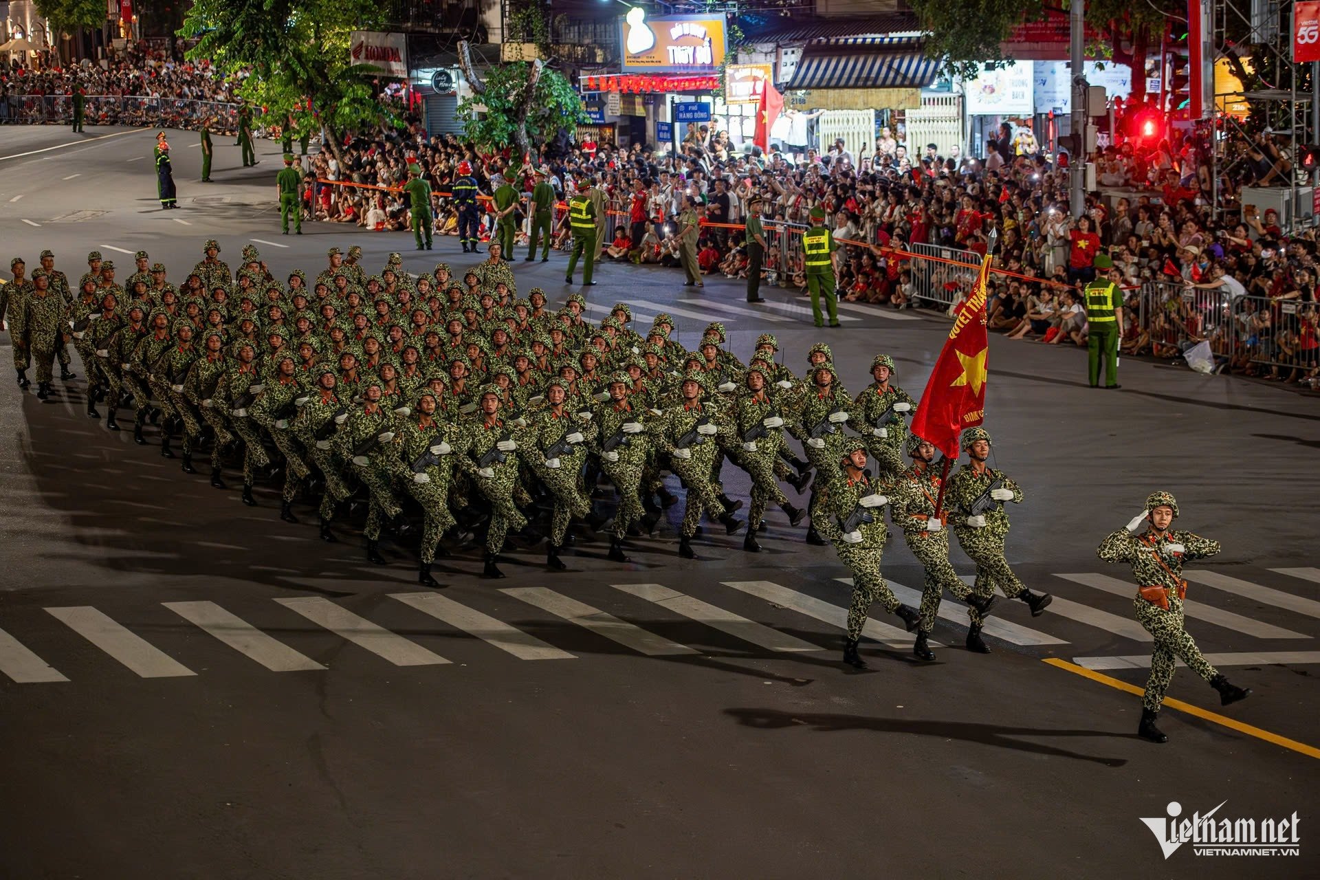21-1755789679-dan-xe-tang-tien-ve-gan-quang-truong-ba-dinh.jpg