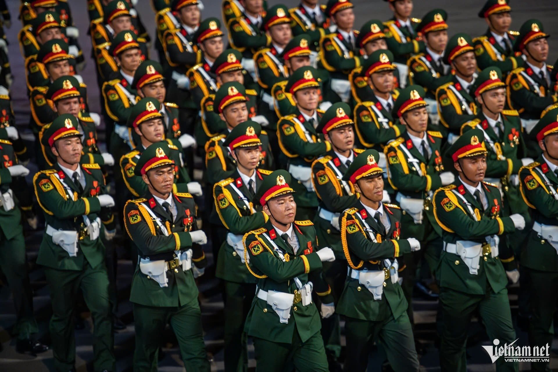 21-1755789679-dan-xe-tang-tien-ve-gan-quang-truong-ba-dinh.jpg
