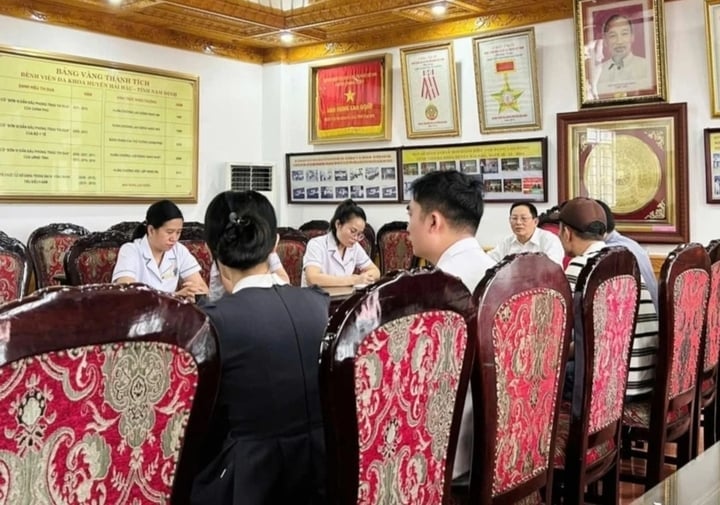 Bệnh viện Đa khoa Hải Hậu làm việc với người đàn ông hành hung nhân viên y tế sáng 21/6 (Ảnh: Bệnh viện Đa khoa Hải Hậu).