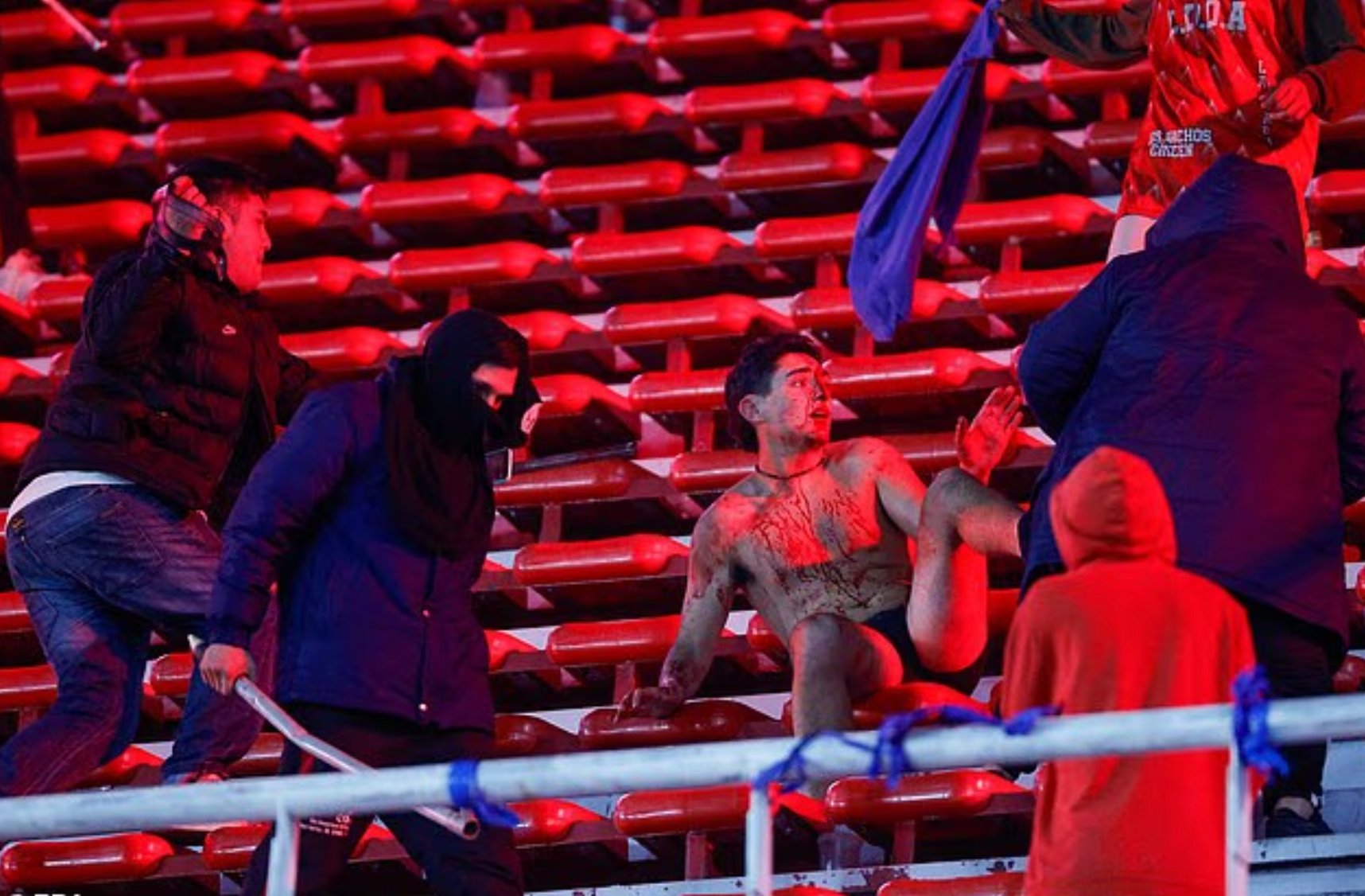 300 CĐV đội khách bị bắt, trận đấu Copa Sudamericana bị hủy bỏ vì bạo loạn- Ảnh 1.