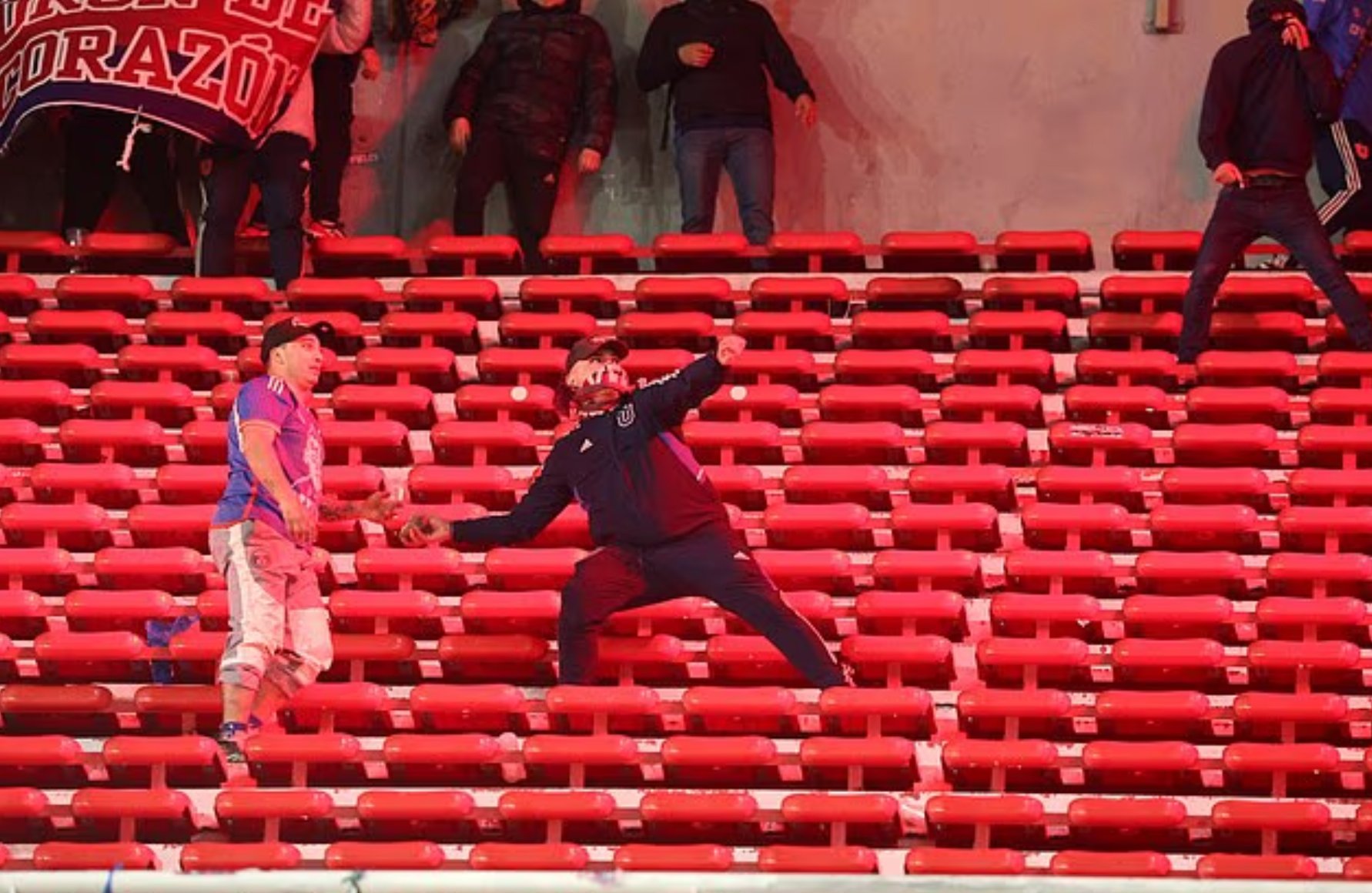 300 CĐV đội khách bị bắt, trận đấu Copa Sudamericana bị hủy bỏ vì bạo loạn- Ảnh 2.