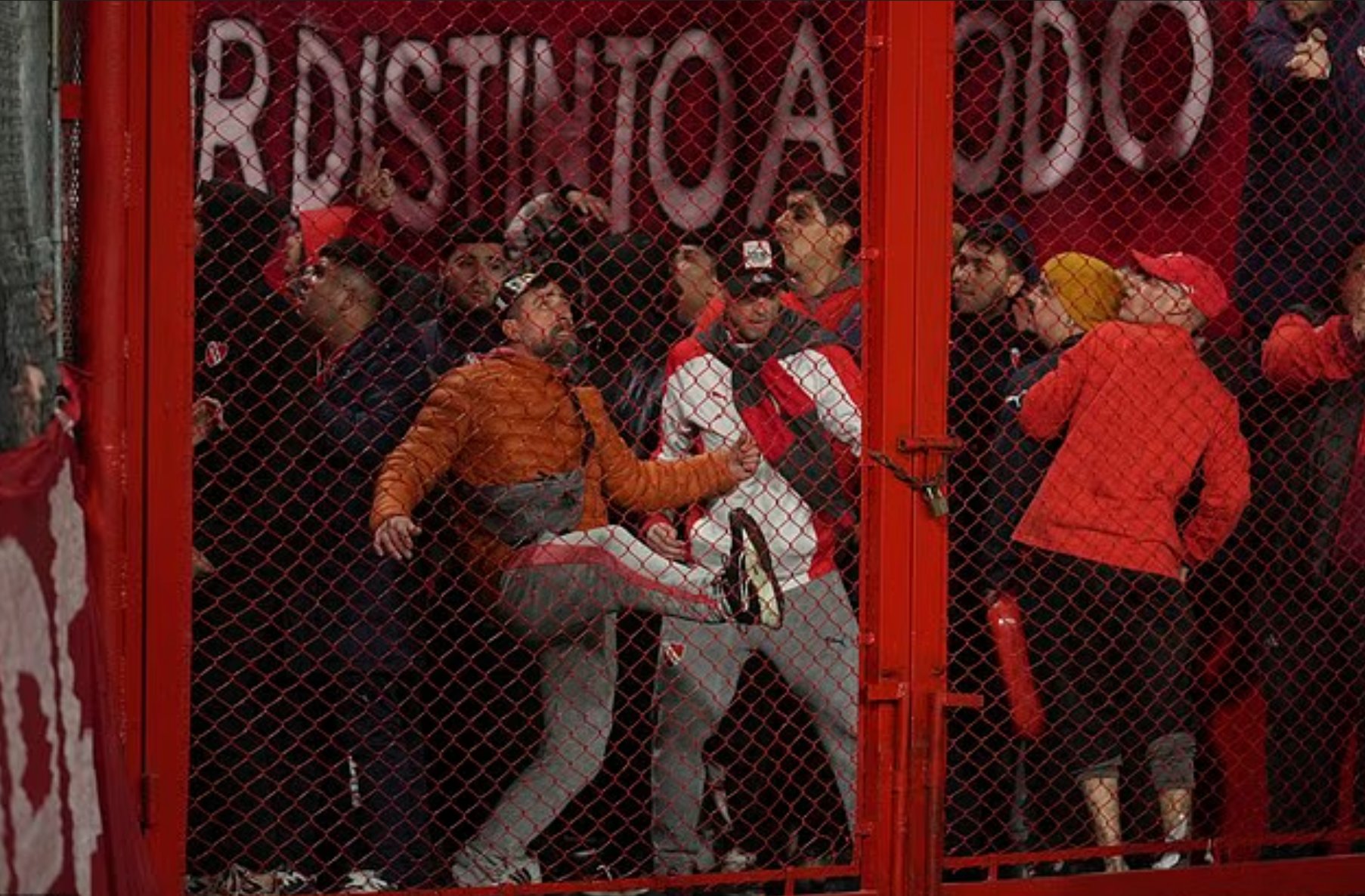 300 CĐV đội khách bị bắt, trận đấu Copa Sudamericana bị hủy bỏ vì bạo loạn- Ảnh 6.