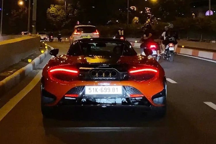 Ngoại thất chiếc xe McLaren 765LT Spider này có màu sơn đỏ cam cùng với rất nhiều chi tiết bằng carbon, và sơn đen như nắp capô, cản trước, mâm xe, hốc gió trên vòm bánh xe, nẹp sườn, khuếch tán sau và còn có cánh gió đuôi nữa, sau cùng là toàn bộ phần mui xe được sơn đen.