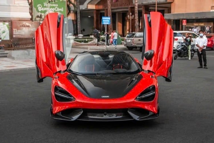 So với McLaren 720S Spider đã có trên 12 xe về nước, siêu xe mui trần McLaren 765LT Spider có sự nhận biết rất dễ dàng với cản va trước thiết kế lại, có thêm cánh lướt gió trải dải sang 2 bên đầu xe, tiếp đến là trên vòm bánh xe trước, hãng xe Anh quốc đã khoét thêm các lỗ thông gió cho xe, mâm, nẹp sườn cũng được khác logo 765LT để nhận biết.