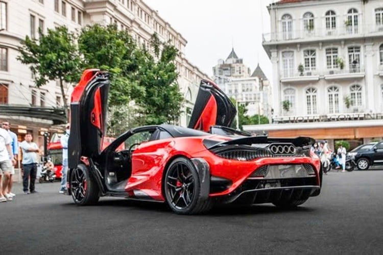 Tương tự như xe McLaren 720S Spider, 765LT Spider cũng có tốc độ mở mui nhanh nhất thế giới khi chỉ mất 11 giây theo thông báo của hãng xe Anh quốc nhưng một số đại gia Việt khi trải nghiệm thực tế, thời gian đóng hoặc mở mui chỉ mất không quá 9 giây. Trên chìa khóa xe McLaren 765LT Spider cũng sẽ được tích hợp thêm nút đóng hoặc mở mui.