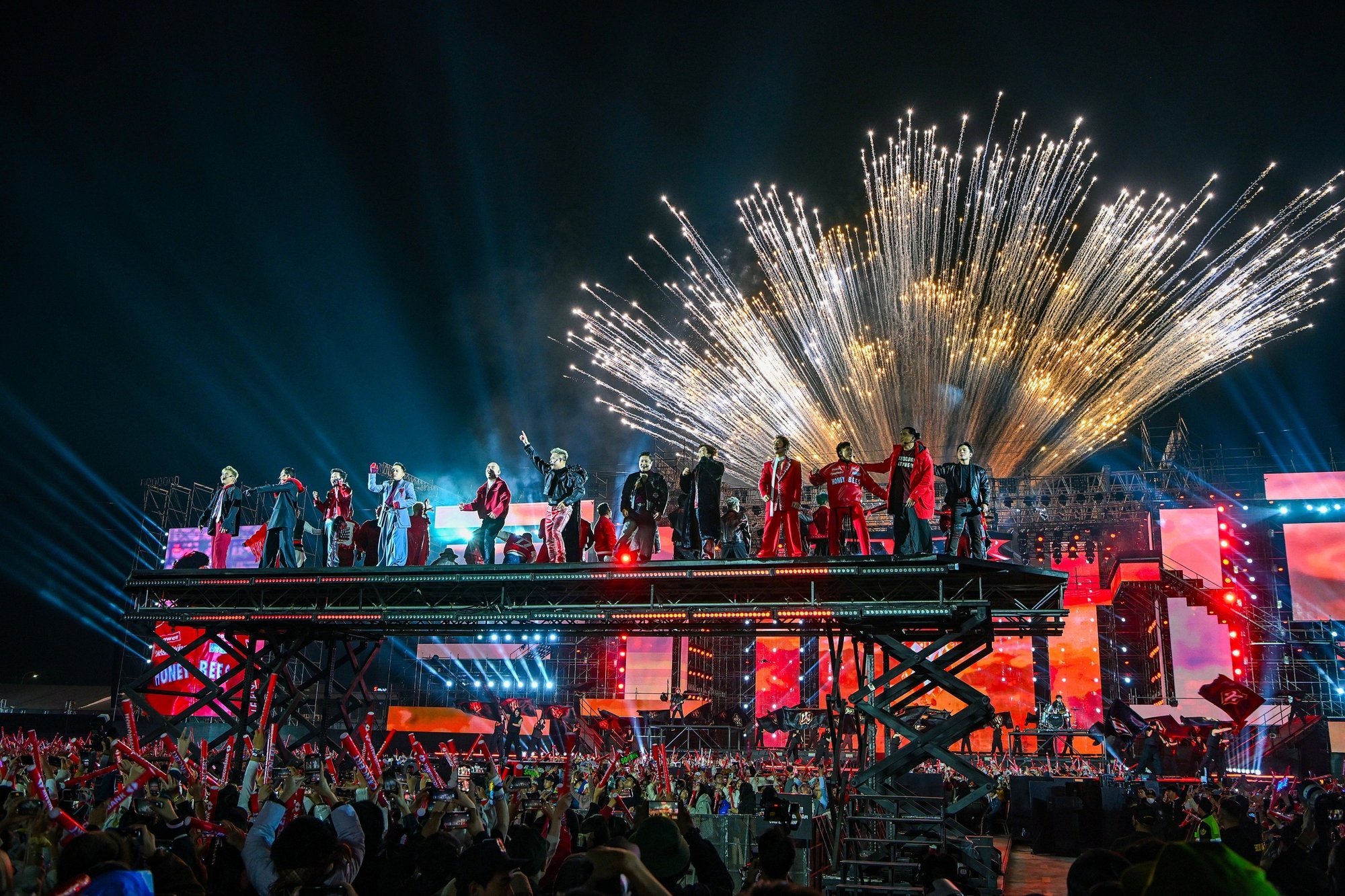 Sức nóng concert quốc gia khiến sao quốc tế cũng phải “nhường đường”- Ảnh 1.