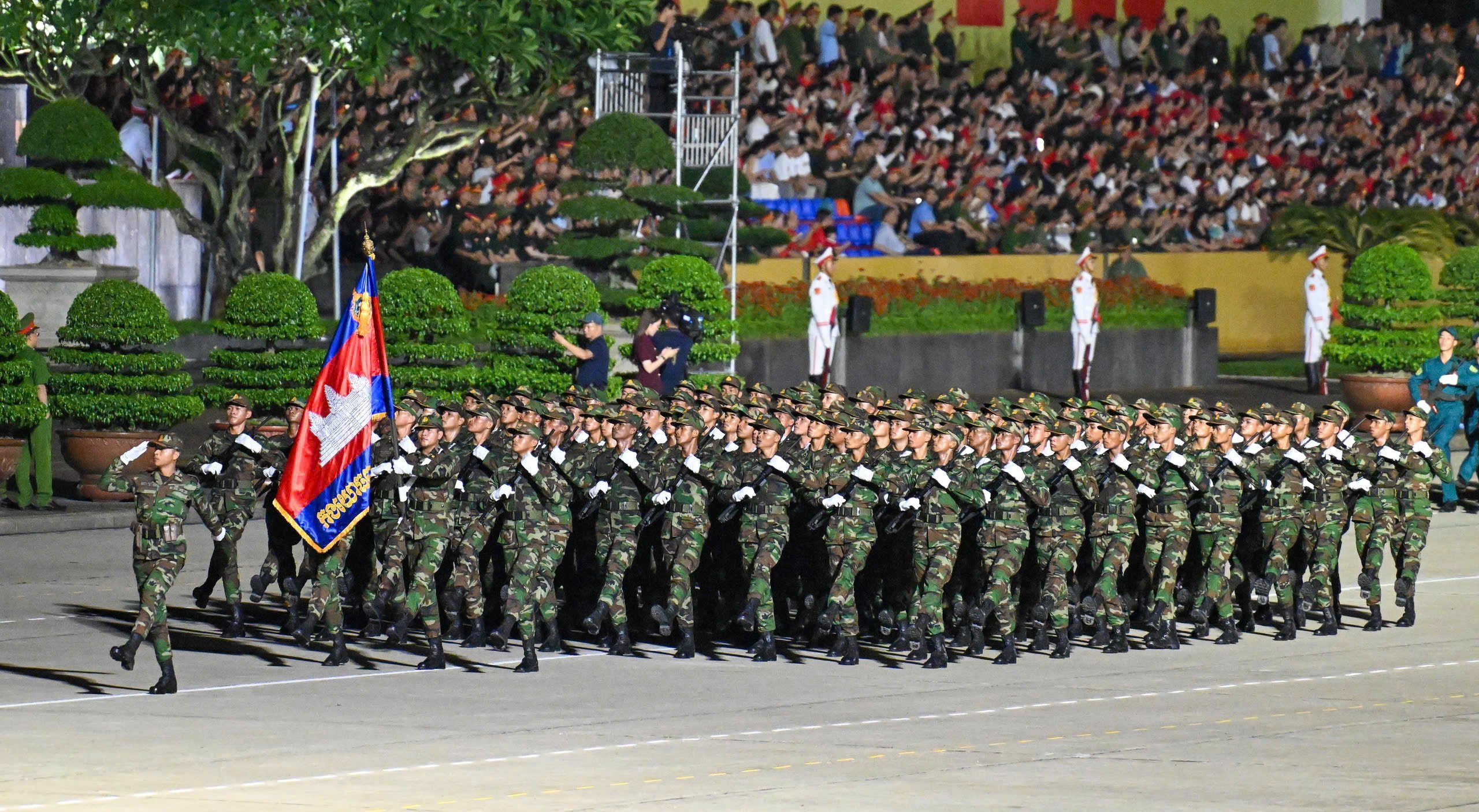 Quân nhân nước ngoài tặng kẹo, “thả tim” cùng người dân trong buổi tổng hợp luyện A80- Ảnh 3.