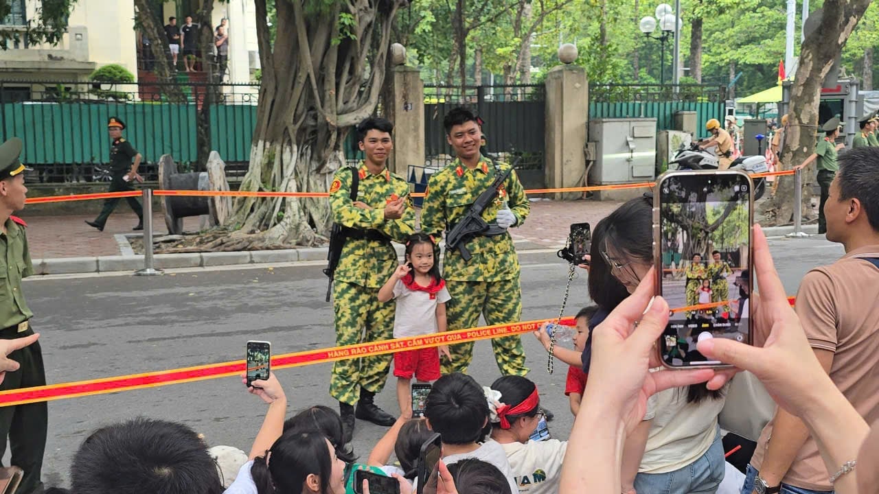 Quân nhân nước ngoài tặng kẹo, “thả tim” cùng người dân trong buổi tổng hợp luyện A80- Ảnh 5.