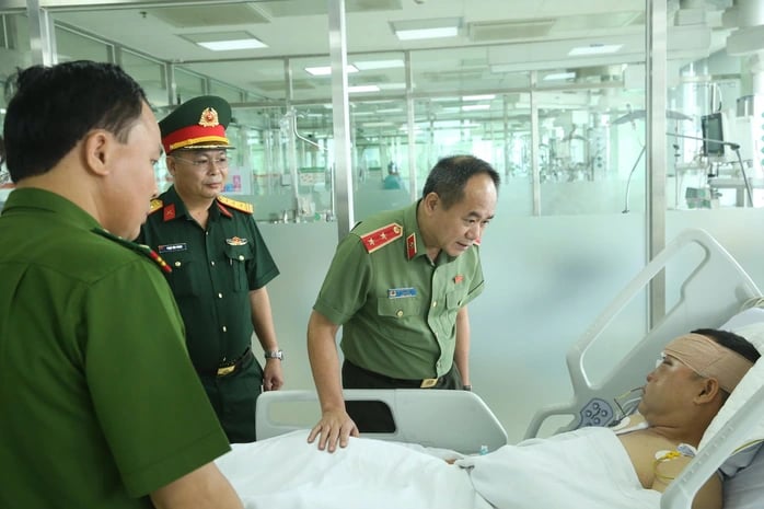 22-1755844774-giam-doc-cong-an-tp-ha-noi-tham-dai-uy-canh-sat-co-dong-bi-quai-xe-tong.webp