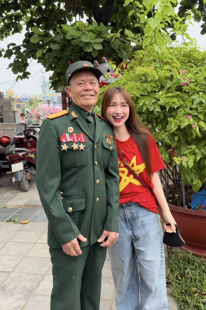 22-1755846149-chi-pu-tieu-vy-mono-chia-se-mat-mat-voi-hoa-minzy-giua-su-kien-nu-ca-si-bat-khoc-trong-vong-tay-gia-dinh-hoa-dam-but.jpg