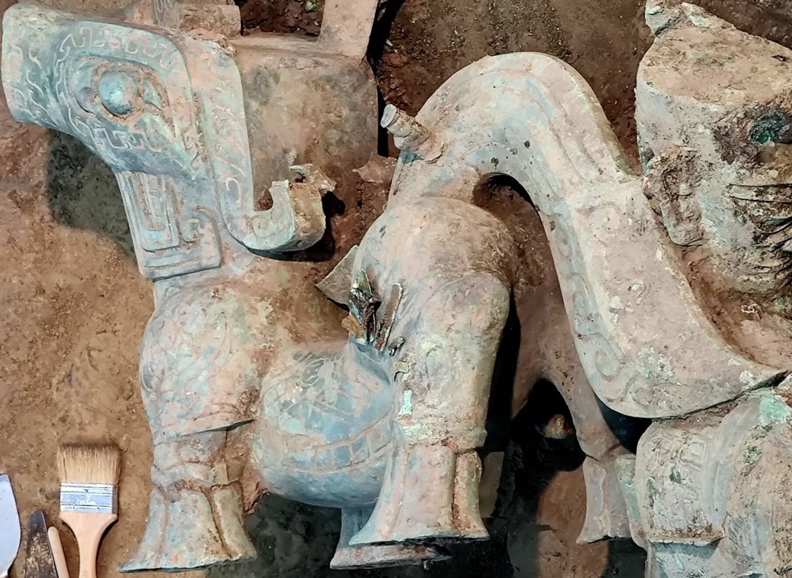 Con quái thú này có tai cao dựng đứng, thân hình tròn trịa với đôi chân ngắn và chiếc đuôi dày cuộn tròn từ mông cao, có niên đại thuộc đời nhà Thục tồn tại cho đến khoảng năm 316 Trước Công Nguyên. Ảnh: @Đại học Bắc Kinh.