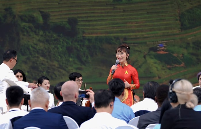 22-1755851510-clip-ti-phu-nguyen-thi-phuong-thao-gay-sot-khi-hat-ca-khuc-tieng-hat-giua-rung-pac-bo.png